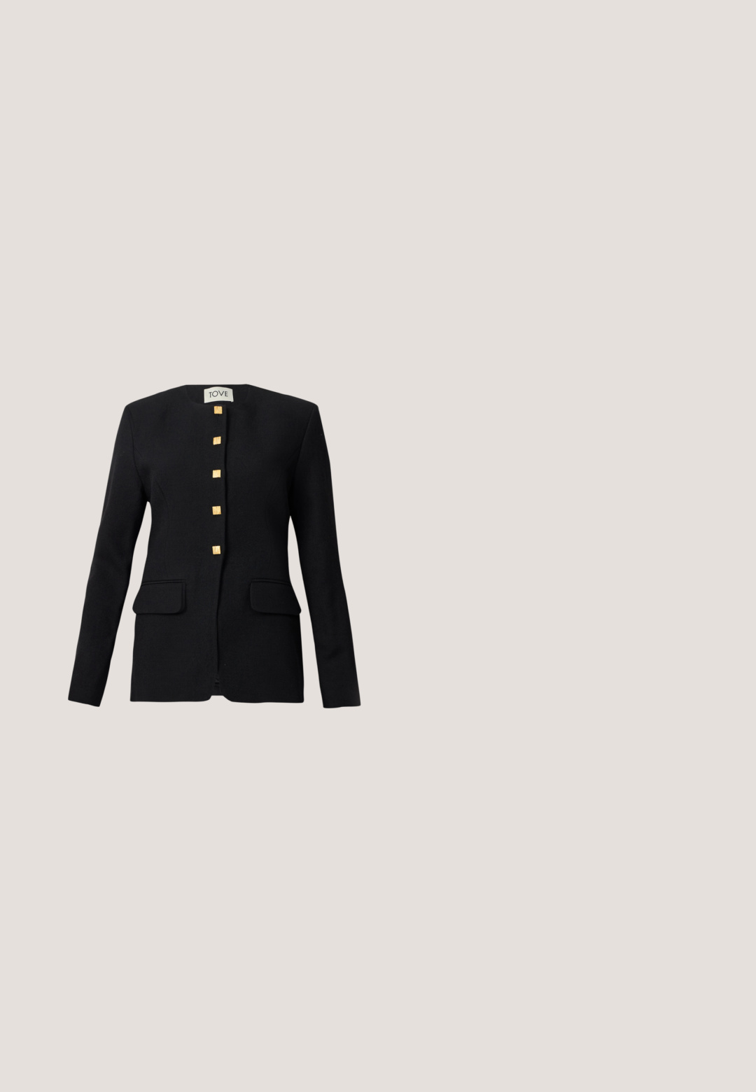 Must mustri blazer, mille ringikraega, viie kuldse ruudukujulise nööbiga ja kahe esikotsega, millel on sile villane tekstuur.; Must mustriin maxi kleit õhukeste õlgadega rihmadega ja vormitud siluetiga. Valmistatud pehmest, siledast kangast, millel on väike venivus mugavuse tagamiseks.; Beežist nahast seljata mulesuss, millel on terav nina ja lame tald, kujutatud küljelt poolprofiilis tavalise hele tausta peal.; Mustast nahast käekott kõverate klappide ja hõbedase ovaalse logoga, millel on reguleeritav õlarihm, heleda tausta ees.; Kuldtooniline ruudukujuline kell, millel on roheline gradientkellakujundus, ristkülikukujulised tunni markerid ja ühendatud käevõru. Kaubamärk "CLUSE" on väljas.; Paari säravaid kuldseid paksu rõngakujulisi kõrvarõngaid metallvartega heledal hallil taustal.