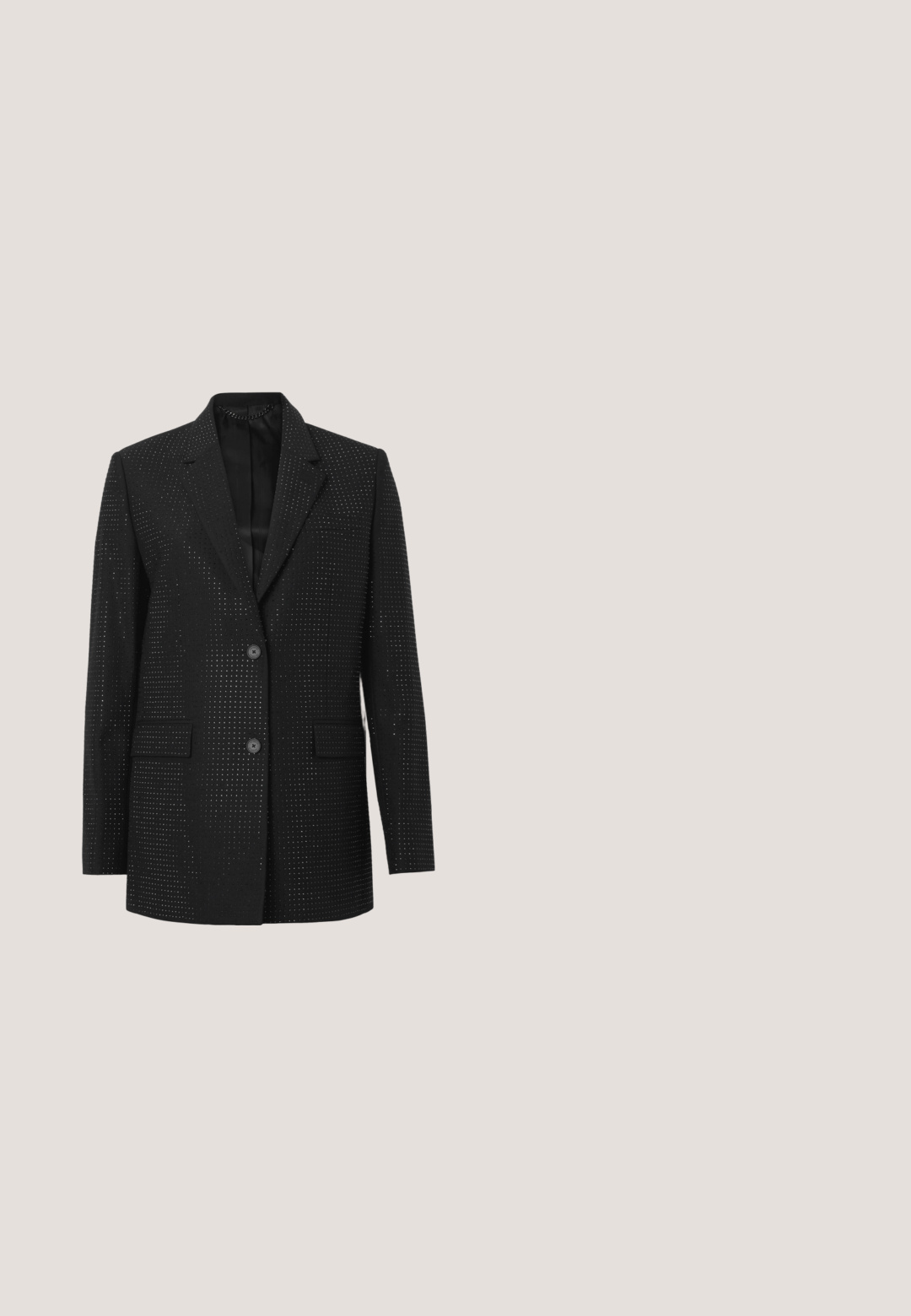 Schwarzer Blazer mit strukturiertem Oberflächenmaterial und kleinen silbernen Nieten, zwei Fronttaschen, Knopfverschluss und klassischen Revers.; Schwarzes ärmelloses Oberteil aus Baumwolle, mit Bootsausschnitt und kleinem Kristall-Dreieck-Logo auf der Brust. Glatte Textur.; Hellblaue Jeans mit hoher Taille und weitem Bein, vorne mit Knopf- und Reißverschluss sowie Vordertaschen.; Schwarzer Leder-Pumps mit Slingback, spitzer Spitze, kleinem Absatz und dekorativen metallischen Akzenten entlang der vorderen Öffnung. Glatte Textur.; Schwarze Lederhandtasche von DKNY mit kurzen Griffen, abnehmbarem Schultergurt und passendem Mini-Handschmuck, der an der Vorderseite befestigt ist.; Ein Paar silberfarbene Kettenohrringe mit rechteckigen Logos und mehreren hängenden Kettensträngen auf einem schlichten Hintergrund.