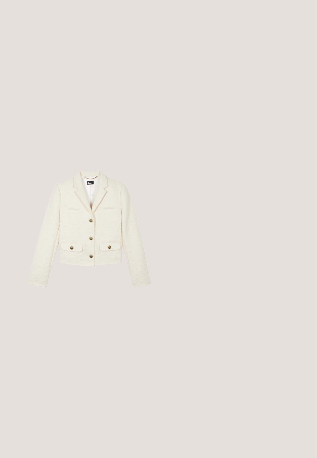 Hvid cropped blazer lavet af tekstureret stof, med reverskrave, to forlommer og knapper i guldton.; Lys beige ærmeløs sweater med ribbet rund hals, tekstureret stof og minimalistisk design; ingen synlige logoer eller mønstre.; Kremlfarvede shorts med et skræddersyet design, der har to lommer foran og træknapper i taljen. Glat bomuldsblandingstof.; Beige platformsandal med blokhæl, ankelrem og guldfarvet spænde på den forreste rem, tekstureret sål, sideprofil mod hvid baggrund.; Lille lys beige Guess håndtaske med top håndtag, præget mønster, frontbælte detalje, guld logo og aftagelig skulderrem.; Guldtonet armbånd med to sammenkoblede kæder og en central detalje, pyntet med klare krystaller og en lågklipslukning.