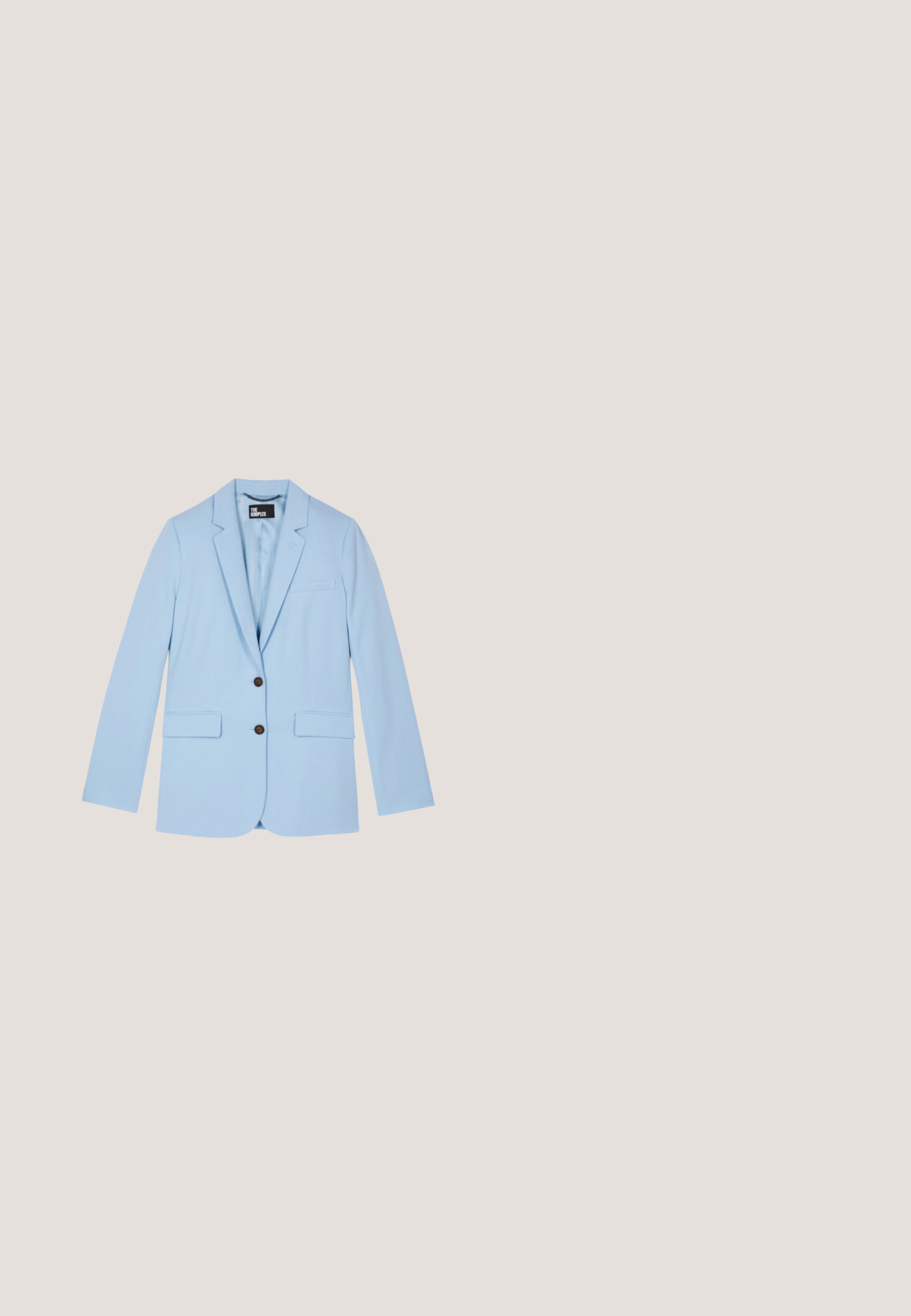 Lichtblauwe getailleerde blazer met inkeping revers, twee bruine knopen, klepzakken en een borstpaspelzak, getoond op een witte achtergrond.; Blauwe tankjurk van soepel, rekbaar materiaal, met een ronde halslijn en een aansluitende, enkellange snit. Geen zichtbare patronen of hardware.; Lichtblauwe denim slingback damehak met spitse neus en grote ronde gesp aan de voorkant.; Witte doorschijnende rechthoekige zonnebril met verloopglazen en dunne metalen pootjes, gebrandmerkt Michael Kors op het glas en de poot.; Lichtblauwe zachte leren handtas met een bovenhandvat en een gouden "Guess EST 1981" logo op de voorflap.; Delicaat armbandje met kleine ronde turquoise kralen, gescheiden door gouden kralen en een gouden karabijnsluiting met een verstelbare ketting die eindigt in een gouden bladbedel.