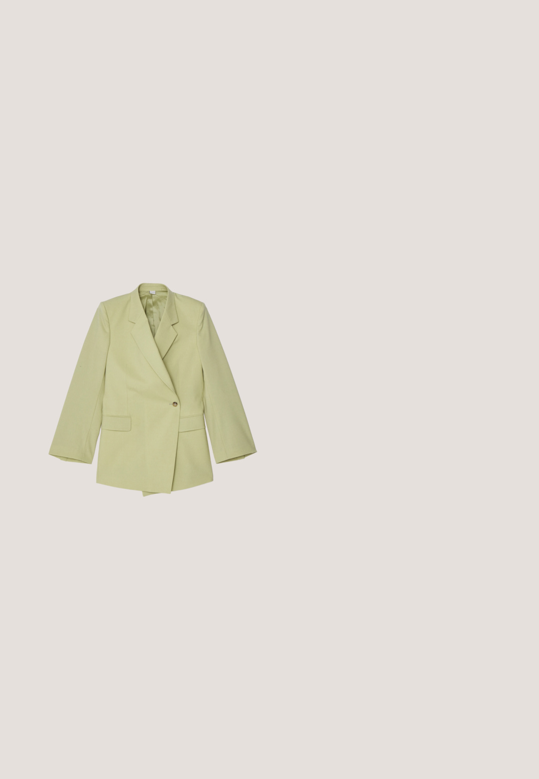 Blazer vert clair avec un design à double boutonnage, revers crantés, fermeture à un bouton, et deux poches avant. Texture de tissu lisse.; Fiorucci INTARSIA - Débardeur - yellow; Jupe transparente vert clair avec une taille à cordon de serrage, texture lisse et design simple. La longueur tombe sous le genou.; Mule à talon ouvert vert citron avec dessus en cuir tressé et talon bloc de hauteur moyenne sur fond uni.; Sac à main en fausse fourrure verte avec une forme arrondie, doté d'une anse lisse vert menthe et d'accents métalliques circulaires argentés.; Bague en plastique verte avec un design torsadé, présentant une pierre précieuse en forme de poire sertie dans un métal doré.