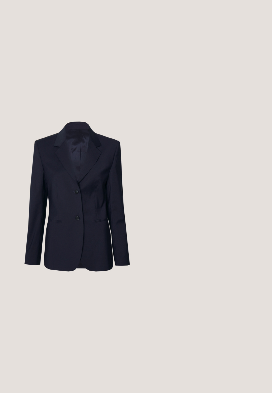 Tiger of Sweden YLJA - Blazer - dark ink; Weißes Langarmhemd mit klassischem Kragen, ausgestattet mit einer glatten Textur und Knopfverschluss. Abgerundeter Saum und leicht gepuffte Ärmel.; Marineblaue Tailored-Hosen mit geradem Schnitt, ausgestattet mit glattem Material, zwei frontalen Taschen und einem schlichten Bund.; Schwarzer Lederpumps mit spitzem Zeh und niedrigem Kitten-Heel, seitlich auf einem einfarbigen hellen Hintergrund dargestellt.; Schwarze Leder-Umhängetasche mit strukturiertem Oberflächen, offener Oberseite, doppelten Griffen und verstellbarem Tragegurt. Minimalistisches Design mit subtiler Markenkennzeichnung.; Schwarzer Ledergürtel, aufgerollt mit rechteckiger Schließe in Goldoptik und einer kleinen goldfarbenen Logo-Plakette nahe der Schließe.