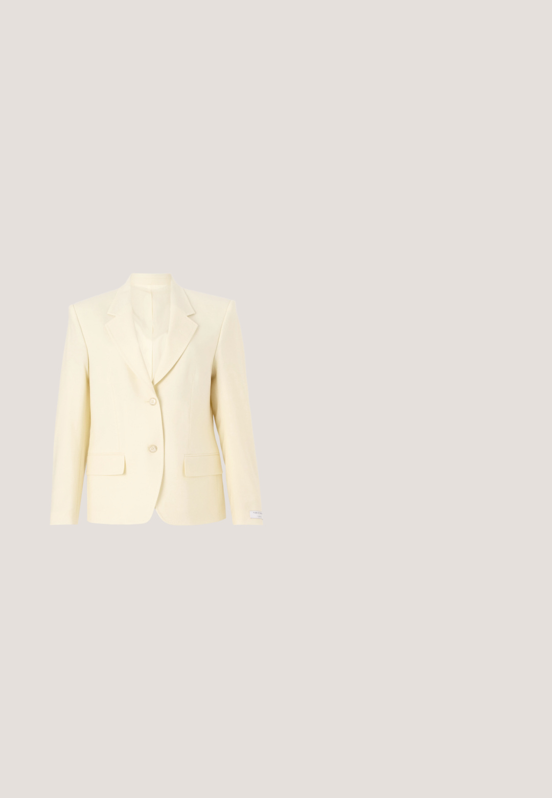 Lys gul skræddersyet blazer med spidse krave, enkelt knaplukning, to forlommer og glat stofstruktur.; STUDIO ID ALYSSA  - Bluse - champagne; Beige bukser med vide ben, bæltestropper, forlommer og presning ned langs midten af hvert ben.; Beige læder loafers med spids tå, der har en kædeaccent på vamp og en lav stablet hæl. Glat tekstur og minimalistisk design.; Beige læderhåndtaske med to håndtag, frontklap med guldfarvet rektangulært drejelås og justerbar skulderrem på ensfarvet baggrund.; Guldfarvet halskæde med en delikat kæde og en rektangulær vedhæng med en glat, poleret overflade. Enkel og minimalistisk design.