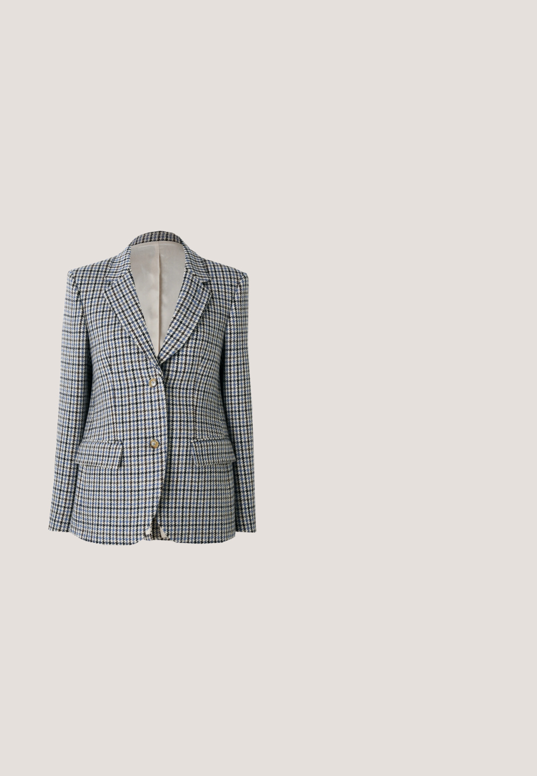 Damen-Sakko mit blauem, schwarzem und weißem Karomuster, zwei Knöpfen, Reverskragen und vorderen Klapptaschen.; Ärmelloses Strickoberteil in Blau und Creme mit V-Ausschnitt, strukturiertem Muster, geripptem Saum und weiten Schulteröffnungen. Markenlabel: MUNTHE.; Langärmliges Hemd in Creme mit Knöpfen, verziert mit bunten abstrakten Blumen- und Herzmustern sowie wellenförmigen Paspeldetails am Kragen, vorne, an den Manschetten und am Saum.; Hellgraue, weit geschnittene Hosen aus strukturiertem Stoff, mit zwei vorderen Falten und zwei Seitentaschen. Sauberes, maßgeschneidertes Design.; Schwarze Lackleder-Brogue mit doppelten silbernen Schnallenakzenten, leicht abgerundeter Zehenpartie und einem niedrigen, gestapelten Absatz. Texturierte stickdetails entlang des Obermaterials.; Rechteckiger, beiger Schal mit braunem, geometrischem Rautenmuster in der Mitte, umgeben von einem Rahmen mit ähnlichem Muster.
