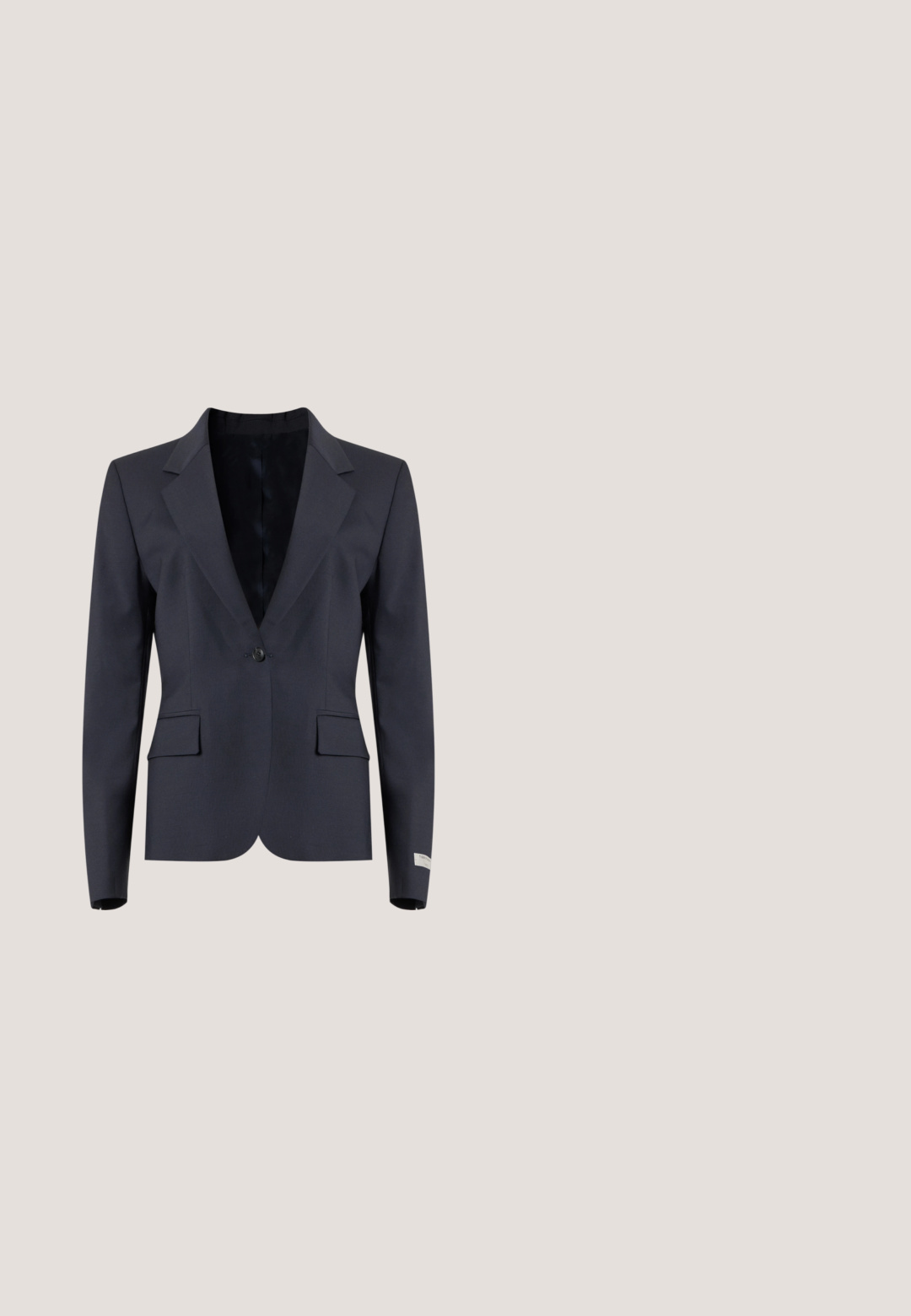 Schwarzer Ein-Knopf-Blazer mit Stegkragen, zwei vorderen Pattentaschen und langen Ärmeln auf schlichtem hellem Hintergrund.; Langärmlige Bluse aus cremefarbener Seide. Mit Rundhalsausschnitt, sanften Falten an den Schultern und geknöpften Manschetten. Glatte Textur und minimalistisches Design.; Person, der hoch taillierte graue strukturierten Hosen mit vorderen Falten und einem schwarzen Oberteil trägt, von der Seite vor einem schlichten Hintergrund gezeigt.; Schwarze Lederloafers mit glatter Oberfläche, die ein gesticktes Design entlang der vorderen Kante und einen niedrigen, quadratischen Absatz aufweisen.; Schwarze Ledertasche mit strukturierter Oberfläche, doppelten Griffen und Kordelzug-Details. Einfaches Design mit Logo am unteren Rand.; Goldene rechteckige Armbanduhr mit verbundenem Metallarmband, weißem Zifferblatt, ohne Ziffern und goldenen Stunden- und Minutenzeigern auf 2:10.