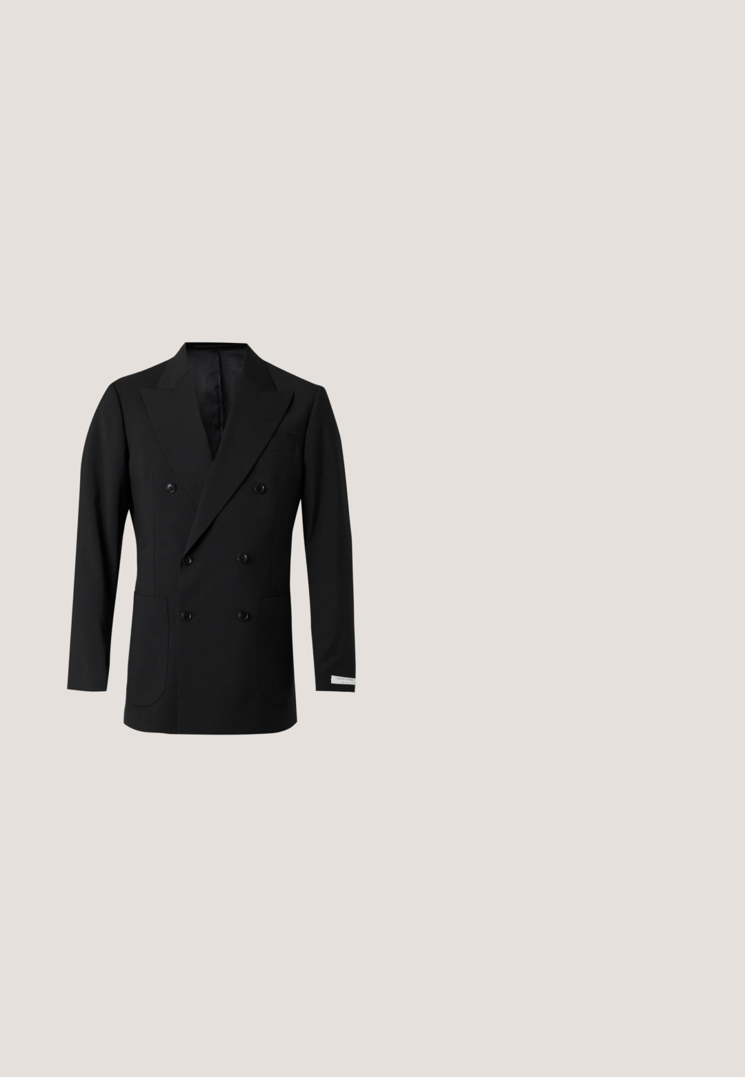 Schwarzer doppelt geknöpfter Blazer mit sechs Knöpfen, Revers mit Kerbe, zwei unteren aufgesetzten Taschen und einem Etikett am linken Ärmelbündchen.; Himmelblaues Langarmhemd mit klassischem Kragen, durchgehender Knopfleiste und kontrastierenden Knöpfen; aus glattem Stoff mit frischer Oberflächenstruktur gefertigt.; Schwarze, maßgeschneiderte Anzughose mit Gürtelschlaufen und Bügelfalte, vor einem hellgrauen Hintergrund präsentiert.; Schwarze Lederschuhe mit runder Zehenpartie, Schnürdesign, glatter Textur und einer flachen Gummisohle. Minimale Nähte.; Marineblaue Krawatte mit kleinen weißen Punkten, flach auf hellem Hintergrund gelegt, schmaler Ende oben und breiter Ende unten.; Schwarzer Ledergürtel mit silberner rechteckiger Schnalle, zusammengerollt mit sichtbaren Nähten entlang der Kanten auf einem einfarbigen weißen Hintergrund.