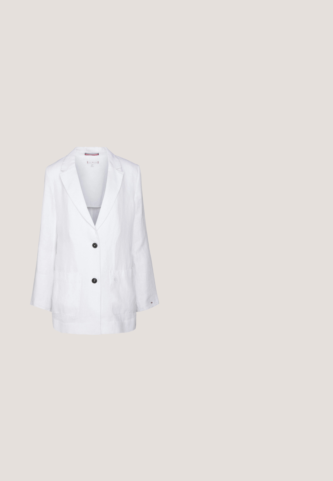Tommy Hilfiger RELAXED - Blazer - white; Marineblå skjorte med hvide vandrette striber og albuelange ærmer, vist på en ensfarvet lys baggrund.; Hvide linnedbukser med en afslappet pasform, der har en elastisk talje og snøre, samt lige ben. Glat tekstur, letvægtsstof.; Hvide kilehæle med vævet overdæksel og ankelrem. Har en guldbuckle og en tekstureret jute-platform. Glat læderfinish.; Beige vævet tote bag med to håndtag og "VANESSA BRUNO" trykt i sort på et solidt vævet panel i midten.; Guldøreringe med en poleret finish, featuring en glat overflade og et sikkert låsemekanisme. Rund form, mellemstørrelse.