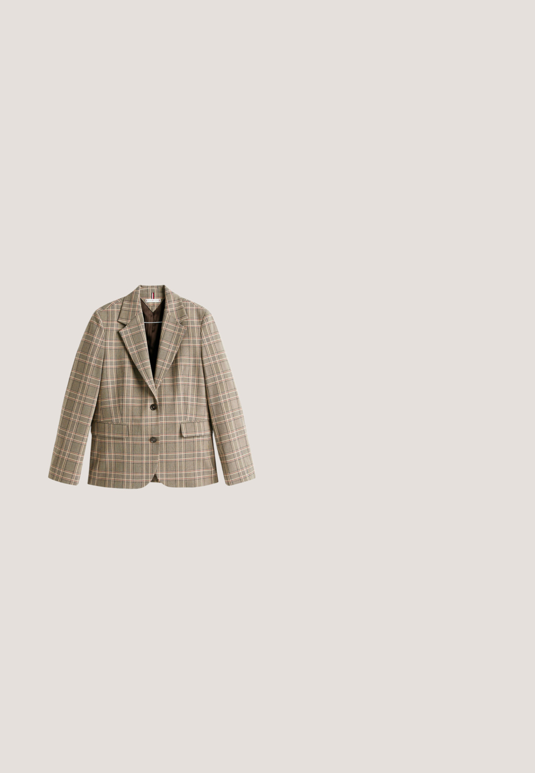 Blazer à carreaux beige avec un motif quadrillé marron, rose et vert. Il présente un col cranté, une fermeture à boutons et des poches avant.; Top en dentelle crème avec des manches courtes, un col rond et un ourlet festonné, mettant en valeur des motifs texturés complexes tout au long.; Une jupe évasée en tissu écossais crème et marine, présentant un design mi-long avec un tissu doux et texturé, et un ourlet asymétrique.; Mocassins en cuir marron avec des détails brogués, un accent de pampilles et une semelle en caoutchouc noir texturé pour une meilleure traction. Designs classique avec une finition riche.; Carré de tissu avec des motifs floraux paisley symétriques complexes en marron, bleu, beige et blanc, bordé d'un cadre rayé.; Sac à main en cuir marron avec une poignée supérieure et une fermeture à tourniquet ronde dorée sur le rabat avant.