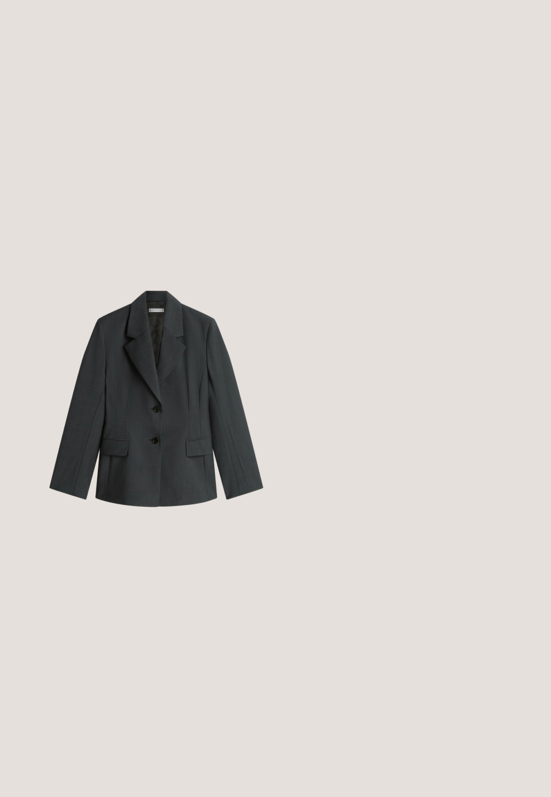 Blazer gris oscuro para mujer con solapas de muesca, dos botones frontales y bolsillos con solapa, mostrado plano sobre un fondo blanco.; Chaleco de punto en color beige con cuello redondo, que presenta un patrón de cuadros en blanco y negro, diseño sin mangas y detalle de ribete en el dobladillo.; Camisa blanca de manga larga con cuello, cierre de botones en la parte delantera y puños. Elaborada en una tela suave con un diseño ajustado y sin patrones visibles.; Falda de cuadros en blanco y negro con una cinturilla fruncida, de longitud hasta la rodilla, con un diseño acampanado y una textura de tela suave.; Mocasín de cuero marrón con detalle de hebilla dorada y tacón bajo de madera, mostrado de lado sobre un fondo sencillo.; Bolso de mano de cuero marrón con textura, herrajes dorados, asas superiores, correa de hombro desmontable y un cierre seguro con broche en la parte delantera.