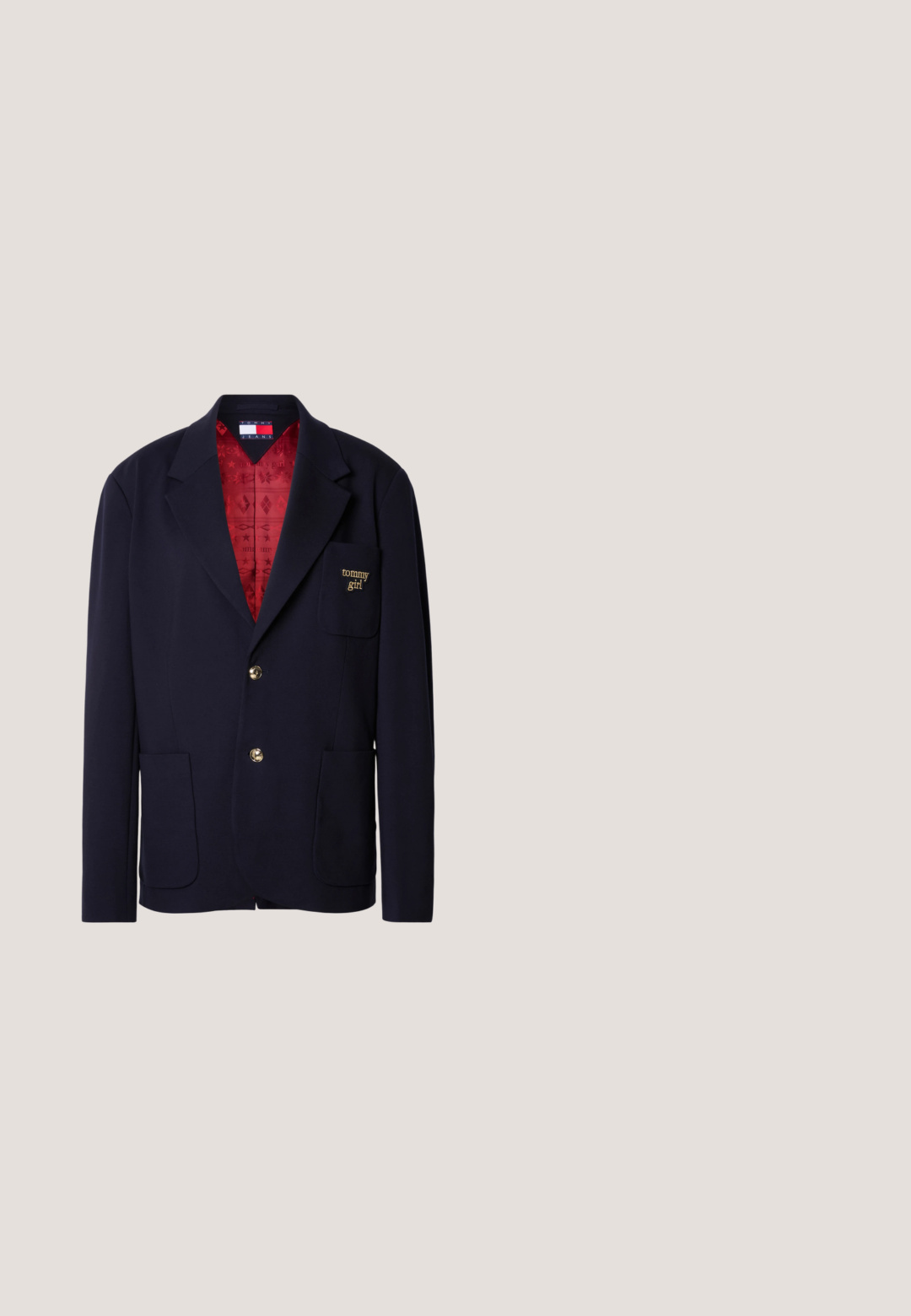 Blazer navy en tissu doux avec une doublure à motif rouge. Il comprend deux poches avant, un logo doré sur la poitrine et des boutons dorés.; Pull rouge léger à manches longues avec un décolleté en V. Fabriqué en tissu doux, il présente des poignets et un ourlet côtelés pour un look ajusté.; Chemise blanche à manches longues boutonnée avec col et poche poitrine avant, présentée sur un fond blanc uni.; Jupe crayon en tweed à motif écossais multicolore, avec un ourlet frangé et une silhouette ajustée. Le matériau est texturé et tissé.; Mocassin en cuir marron foncé avec détail à franges et boucle dorée sur fond neutre, vue latérale.; Sac à main en cuir texturé marron avec des accessoires en or, poignées supérieures, bandoulière amovible et fermeture à clip sécurisée à l'avant.