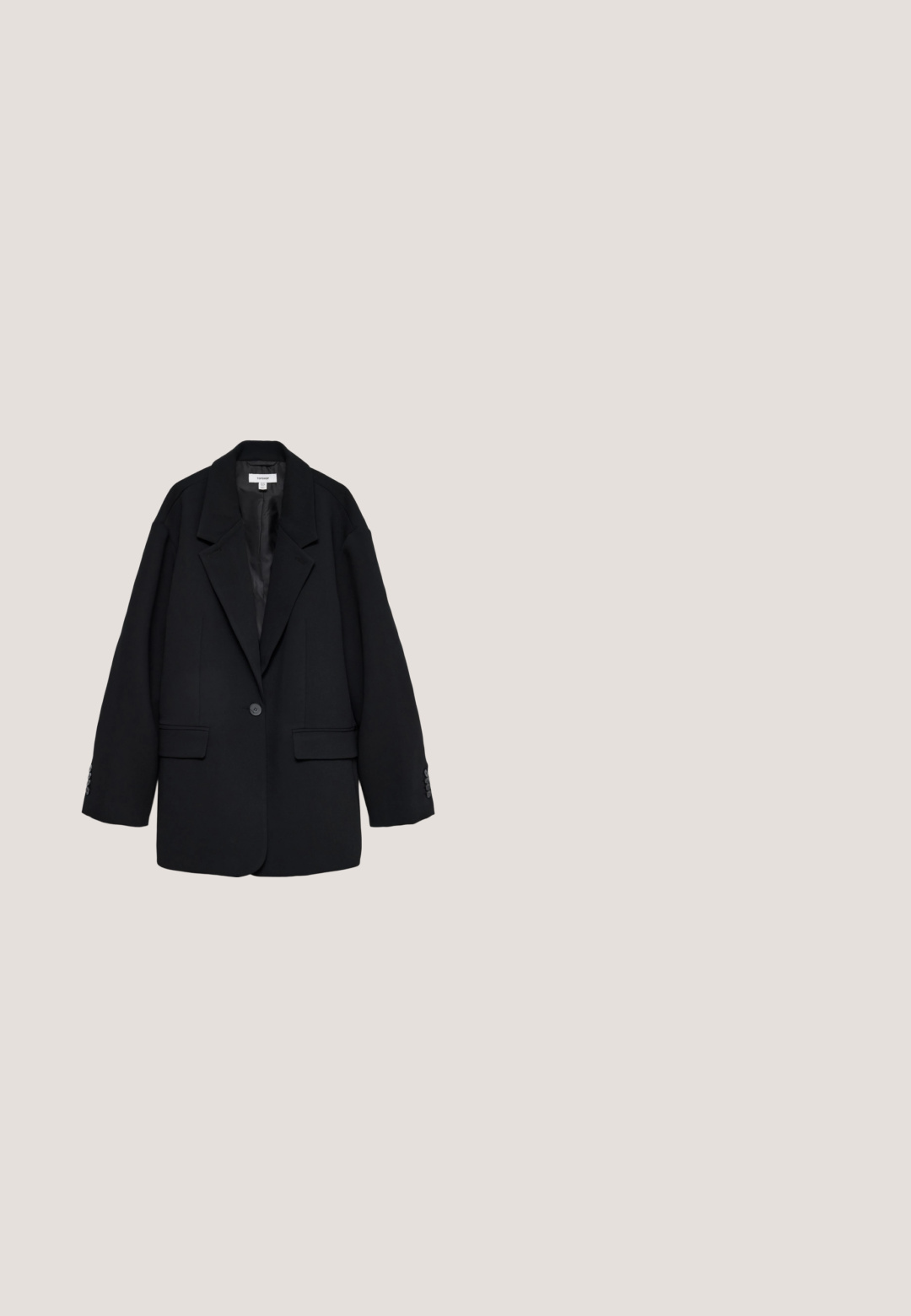 Čierny jednoradový blejzer s výkrojenými klopami a vreckami s klopami, označený "TOPSHOP" na vnútornom golieri, zobrazený na bielom pozadí.; Biela tričko s krátkym rukávom, voľného strihu, vyrobené z bavlny. Okrúhly výstrih, bočné rozparky na leme a hladká textúra bez viditeľných vzorov alebo akcentov.; Čierna kožená Chelsea topánka s hrubou rebrovanou platformovou podrážkou a elastickými bočnými panelmi, zobrazená na jednoduchom svetlom pozadí.; Čierne obdĺžnikové okuliare s priehľadnými šošovkami. Lesklý povrch, úzke ramená a fialový nádych viditeľný na okrajoch šošoviek.; Čierna kožená crossbody taška s textúrovaným povrchom, s klopou a prednou vreckom. Obsahuje zlaté logo značky a nastaviteľný popruh.; Strieborný retiazkový náhrdelník s predĺženými článkami, pričom obsahuje okrúhly prívesok a nastaviteľnú sponu pre prispôsobenie dĺžky. Hladký kovový povrch.