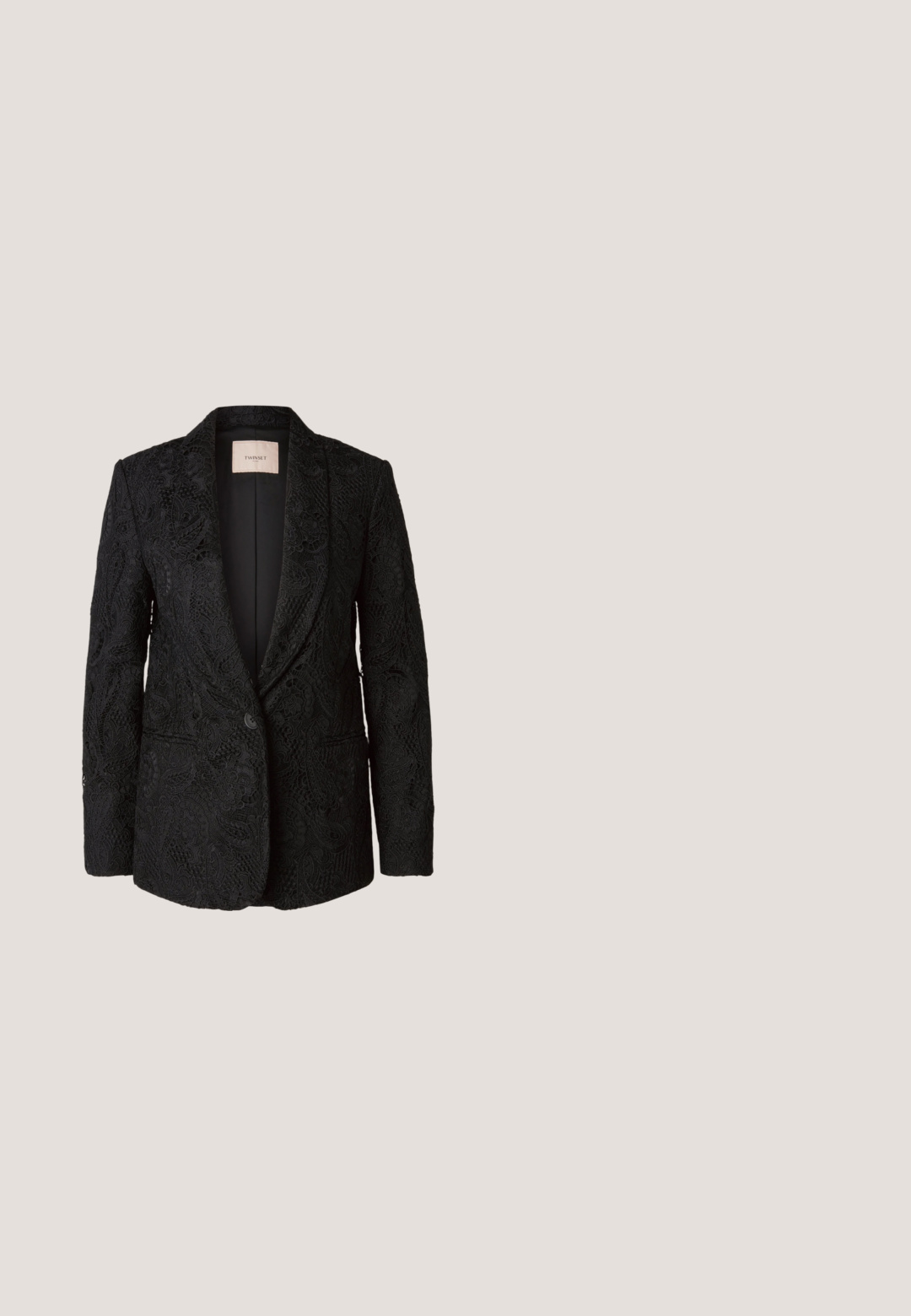 Blazer negro con un intrincado patrón de encaje, cierre de un solo botón, solapas con muesca y dos bolsillos frontales. Interior sin forro, ajuste moderno y entallado.; Blusa negra transparente con un cuello alto, frente con capas, puños elásticos y borlas decorativas. Presenta una textura de rayas verticales.; Pantalones de cuero negro con un diseño ajustado, que presentan costuras diagonales y recortes en los lados. Piernas rectas con un cierre de botón en la cintura.; Koi Footwear SHACKLED SHADOWS HEAVY DUTY CHAIN - Botines camperos - black; Collar de cadena de metal plateado con eslabones ovalados alargados y un acabado pulido, creando un diseño suave y texturizado.; Cinturón de cadena plateada entrelazado con tela negra y cierre ajustable con broche sobre fondo blanco.
