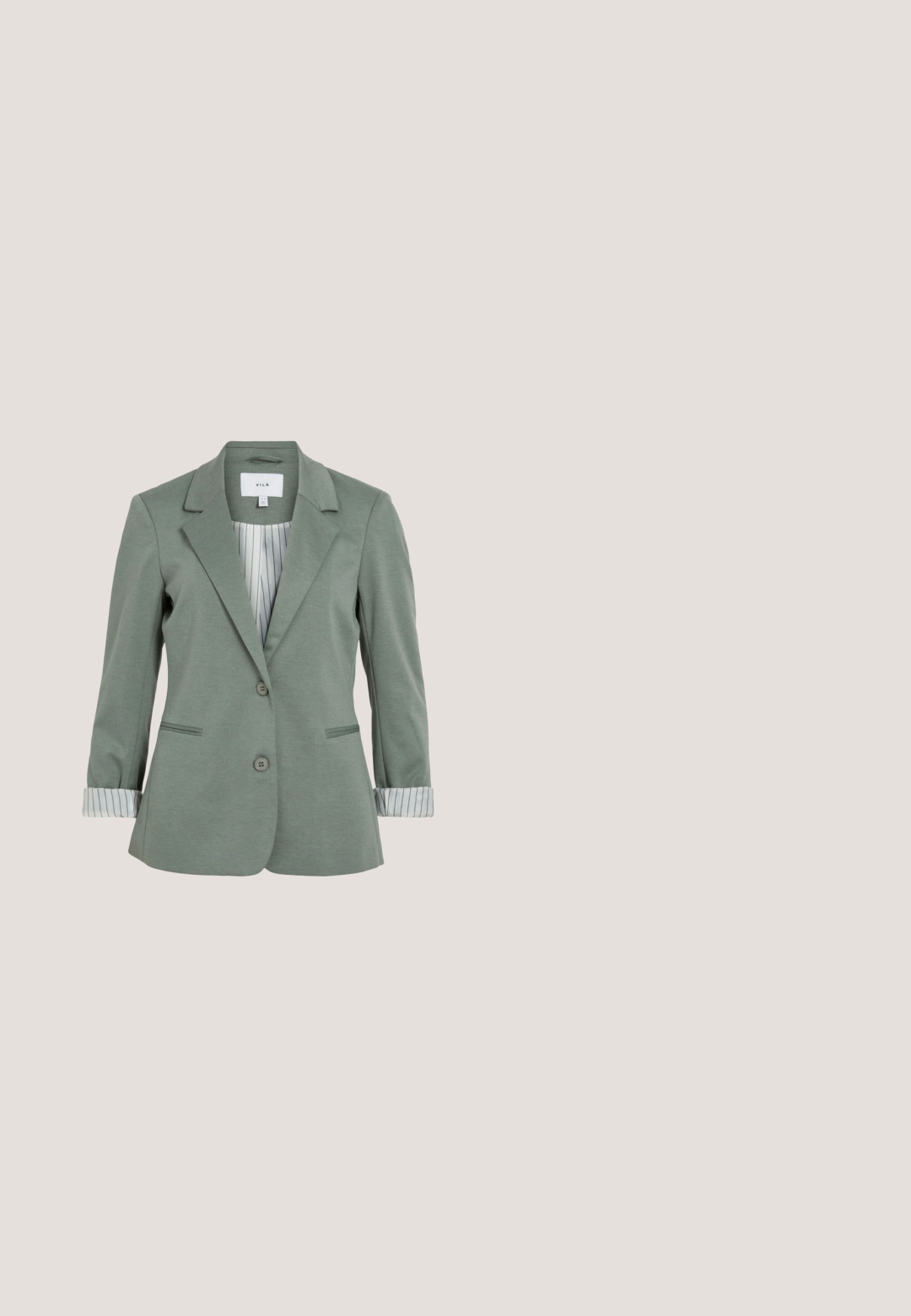 Blazer verde hecho de tela texturizada, con un cuello con muescas, dos botones y puños a rayas enrollados. Marcado con la etiqueta VILA.; Camisa de manga corta a rayas verdes y blancas con cierre de botones y cuello puntiagudo. Tela suave y ligera con un corte relajado.; Pantalones con cintura elástica de rayas verticales en blanco y negro, bolsillos laterales, corte recto, adecuados para uso casual o de oficina.; Zapatillas verdes y blancas con parte superior texturizada, detalles de ante, cordones rosa claro y suela de goma marrón. Presentan un logo metálico en el talón.; Pequeño bolso rectangular de cuero verde claro con asas dobles, herrajes dorados y correa de hombro desmontable.; Pendientes de aro verdes translúcidos con un diseño curvado y abierto y un acabado pulido. Cuentan con un cierre tipo brote para un uso seguro.