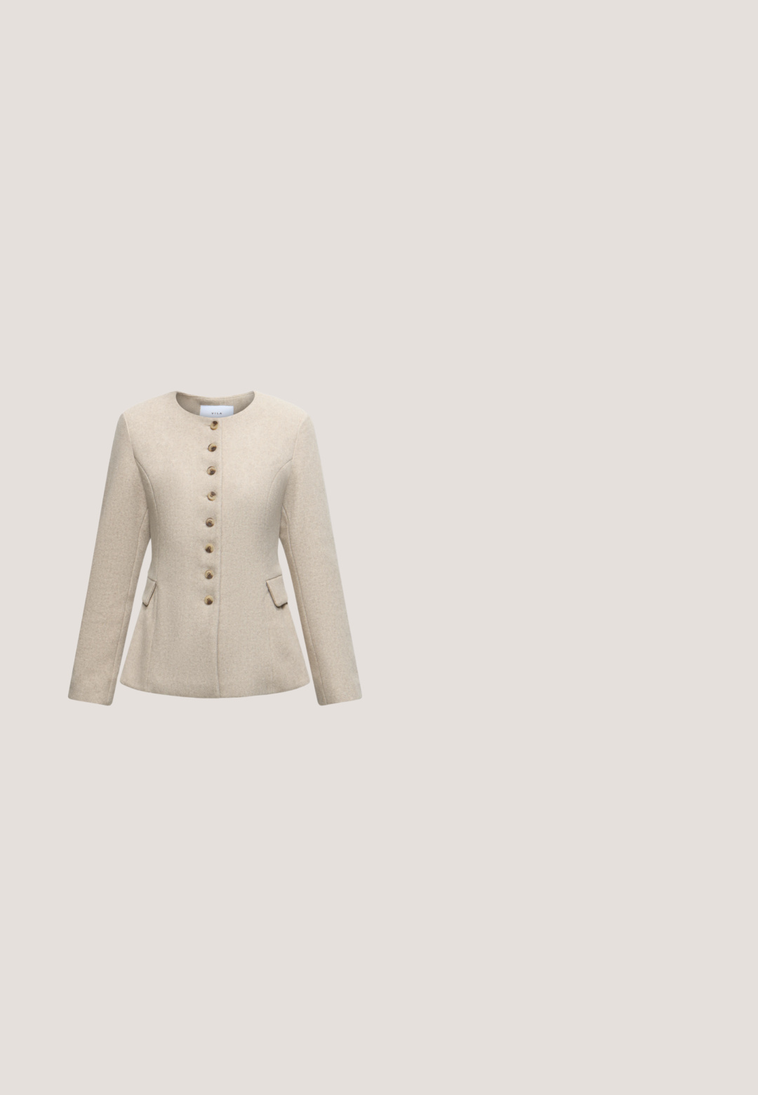 Chaqueta beige confeccionada a medida con escote redondo, mangas largas, fila frontal de ocho botones y dos bolsillos laterales con solapa, diseñada para mujeres.; Vestido blanco de encaje con un patrón floral geométrico, mangas cortas y cuello redondo. Textura suave con un diseño intrincado.; Zapato de tacón alto con punta en pico, estampado de leopardo, con correa delgada en el tobillo y hebilla sobre fondo blanco.; Gafas de sol de forma de ojo de gato en patrón de carey con lentes marrón degradado. Presentan acentos en tono dorado en las patillas, con la marca "Michael Kors."; Bolso de mano beige con patrón floral en relieve, cadena dorada como correa y cierre ovalado dorado en la solapa frontal.; Collar de cadena de oro con grupos de piedras preciosas azules y verdes dispuestos en patrones florales, con un cierre ajustable y un pequeño colgante de sol.