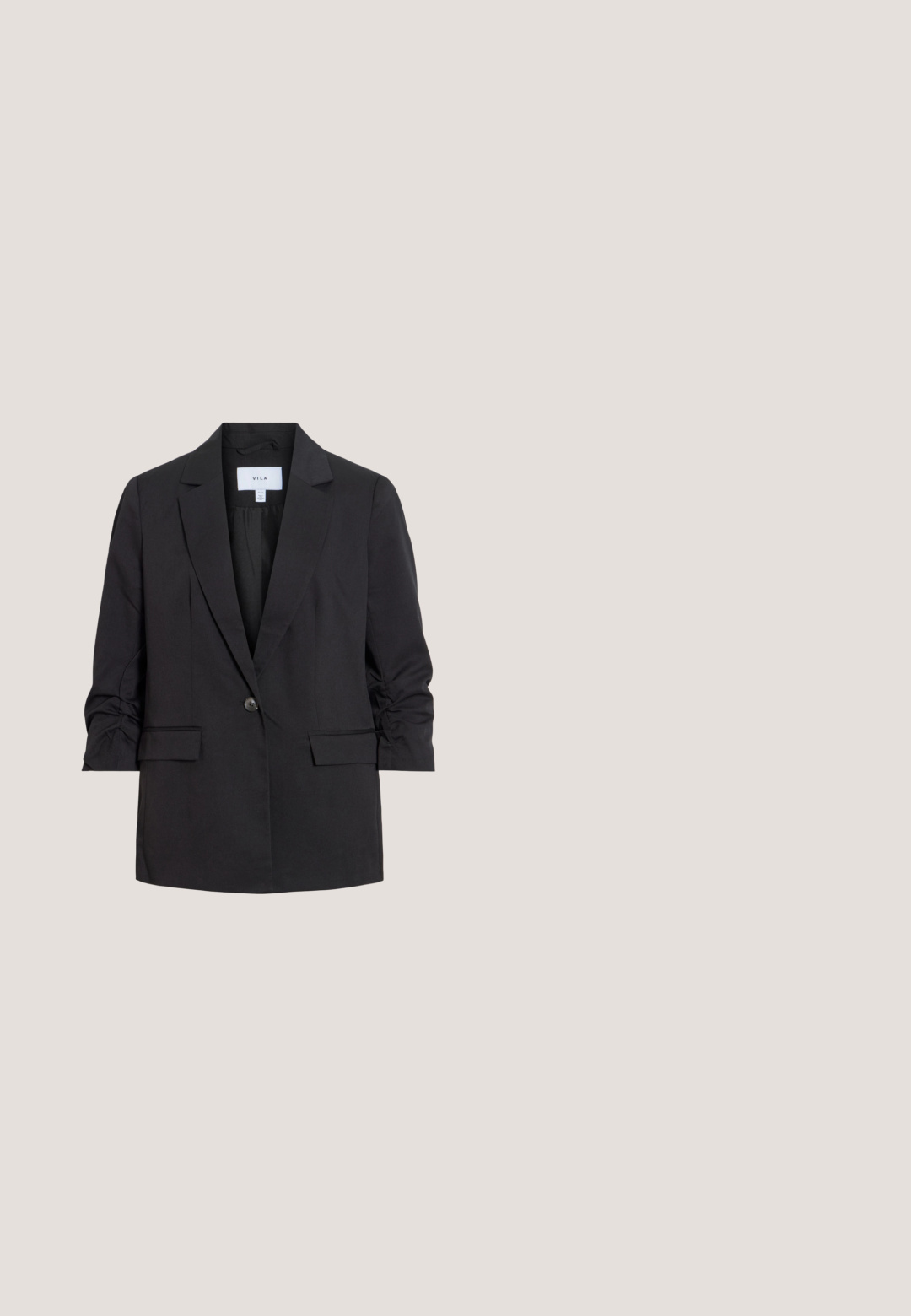 Blazer noir à un seul bouton avec manches trois-quarts froncées, revers crantés et deux poches avant à rabat.; T-shirt noir à manches courtes en tricot avec une texture côtelée et un col rond. Il présente une silhouette ajustée et des détails de couture subtils.; Pantalon noir à jambes larges avec fines rayures verticales blanches et détails boutons à la taille.; Chaussure à talon haut à bride arrière en cuir noir texturé avec un bout pointu et une petite boucle décorative, flottant au-dessus d'un sol lisse.; Sac à main en cuir noir avec une longue bandoulière et un motif carré tissé, présenté en angle sur un fond blanc.; Boucles d’oreilles créoles en forme d’étoile argentée avec une finition lisse et polie sur un fond blanc uni.