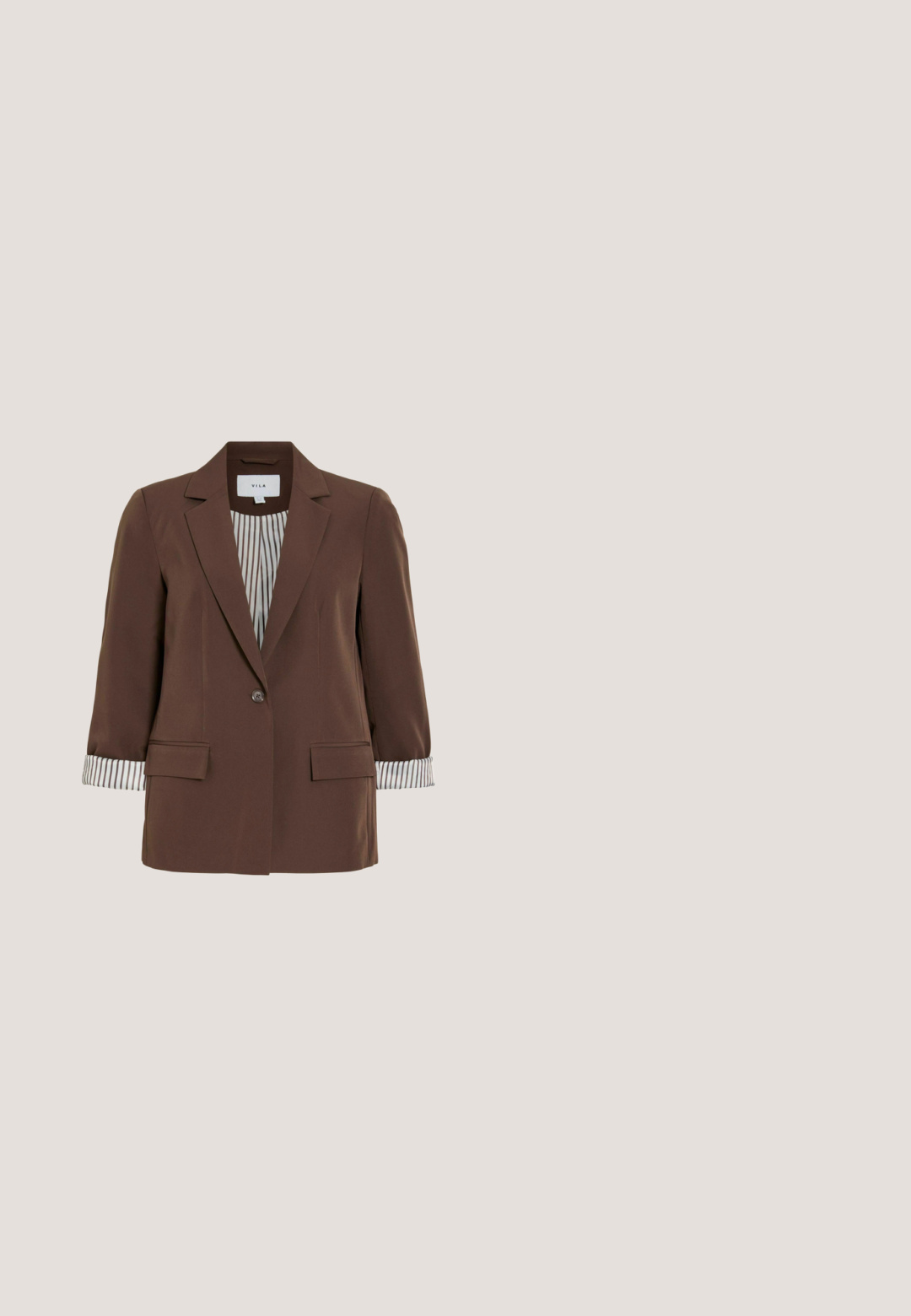 Brun blazer med enkelt knap, revers med hakket krave, stribet inderside synlig på opkørte ærmer og to forlommer med klap.; Brun langærmet tætsiddende skjorte med en bred rund halsudskæring og trekvartlange ærmer.; Brune skræddersyede bukser med en tekstureret stof. Har en frontfold, knaplukning og lige snit, designet til en slim fit.; Brune ankelstøvler lavet af et glat materiale med spids tå og firkantet blokhælhæl. Har en strækbar skaft for en tætsiddende pasform.; Mørkebrun læderhåndtaske med rektangulært form og to lange hanke, sat mod en hvid baggrund.; Rings med ravfarvet harpiks i en glat, rund form. Har et sølvbånd for sikker pasform. Gennemsigtig med lette farvevariationer.