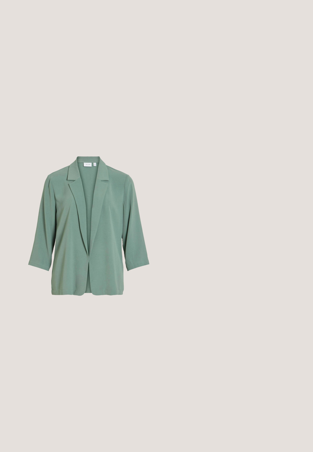 Lichtgroene blazer met open voorkant, driekwartmouwen en een ingesneden kraag, gemaakt van zachte, lichte stof.; Lichtgroen T-shirt met korte mouwen, opgerolde boorden en een ronde hals, weergegeven op een effen witte achtergrond.; Lichtgroene, rechte broek met een gladde textuur en een middelhoge tailleband, met minimale stiksels en geen zichtbare zakken.; Lichtgroene suède sneaker met witte zool, witte veters en een witte accentstreep aan de zijkant, gezien vanaf de buitenkant.; Lichtgroene leren schoudertas met twee ritscompartimenten, een verstelbare strap en accenten van zilverhardware. Gladde textuur en ronde vorm.; Kralenarmband met veelkleurige glazen kralen in pastelkleuren, afgewisseld met gouden metalen accenten en een sluiting met een kreeftsluis.