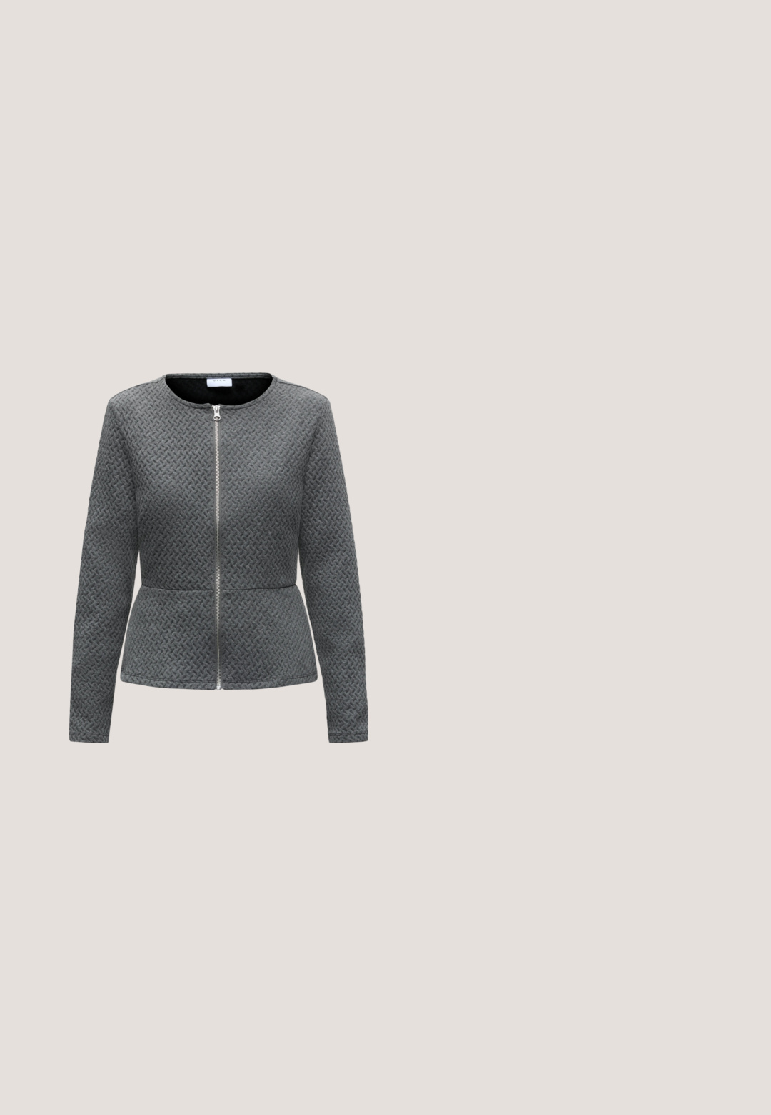 Veste texturée grise à manches longues avec un col rond et une fermeture éclair argentée à l'avant, légèrement cintrée à la taille.; Trois camisoles sans manches pour femmes avec de fines bretelles, en crème, noir et bleu, affichées superposées sur un fond blanc.; Pantalon de survêtement noir à jambes larges avec ceinture élastique et cordon de serrage. Confectionné en tissu doux, avec des coutures avant pour plus de détails.; Chaussure slingback noire à bout pointu en cuir lisse. Présente un talon fin et un détail de boucle sur la sangle réglable.; Sac à main en cuir noir avec longues anses doubles, forme carrée et une ceinture décorative sur le panneau avant.; Boucle d'oreille en argent avec une finition polie, présentant de petits détails en or et de forme ronde, portée sur le lobe.