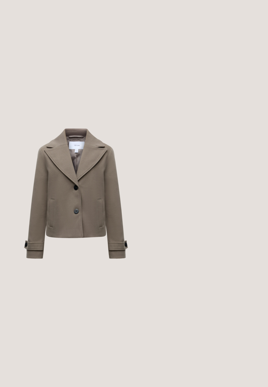 Kort frakke i uldblanding i taupe med brede revers, to sorte knapper foran, sidelommer og manchetknap-detaljer.; Langærmet polo-shirt i brune og beige striber, med krave og tre-knap lukning; lavet af blødt stof.; Mørkebrun kordfløjls A-linje nederdel med fem sølvfarvede trykknapper fortil og en let flaresyning nederst.; Brune læder knæhøje støvler med spids tå, blokhæl og et guldspænde som accent på siden. Glat tekstur og elegant design.; Brun læderhandtaske med en sammensnøring, guld kædestrop og blød, struktureret overflade. Kompakt form velegnet til aftensbrug.; Delikat halskæde med tre kæder i guldfarve med ovale klare sten, små pink og ravfarvede perler samt strukturerede gulddiske.