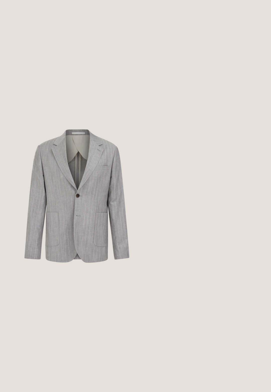 Blazer gris claro con rayas finas, solapas con muesca, cierre de un solo botón y bolsillos de parche, mostrado sobre fondo blanco.; Camisa abotonada de color azul claro con mangas largas, un cuello interior a cuadros y una textura suave. Presenta un dobladillo recto y seis botones.; Pantalones azul claro de tela texturizada, con pierna recta, cierre de botón y un pequeño diseño bordado en el lateral.; Zapato de vestir de cuero azul oscuro con acabado pulido, diseño con cordones, puntera ligeramente curvada y textura suave.; Conjunto de corbata de diseño paisley gris claro con gemelos a juego y pañuelo, presentado en caja de regalo negra sobre fondo blanco.; Cinturón de cuero tejido negro con hebilla de metal en tono plateado y punta de cuero liso. La textura es trenzada con un diseño resistente y flexible.