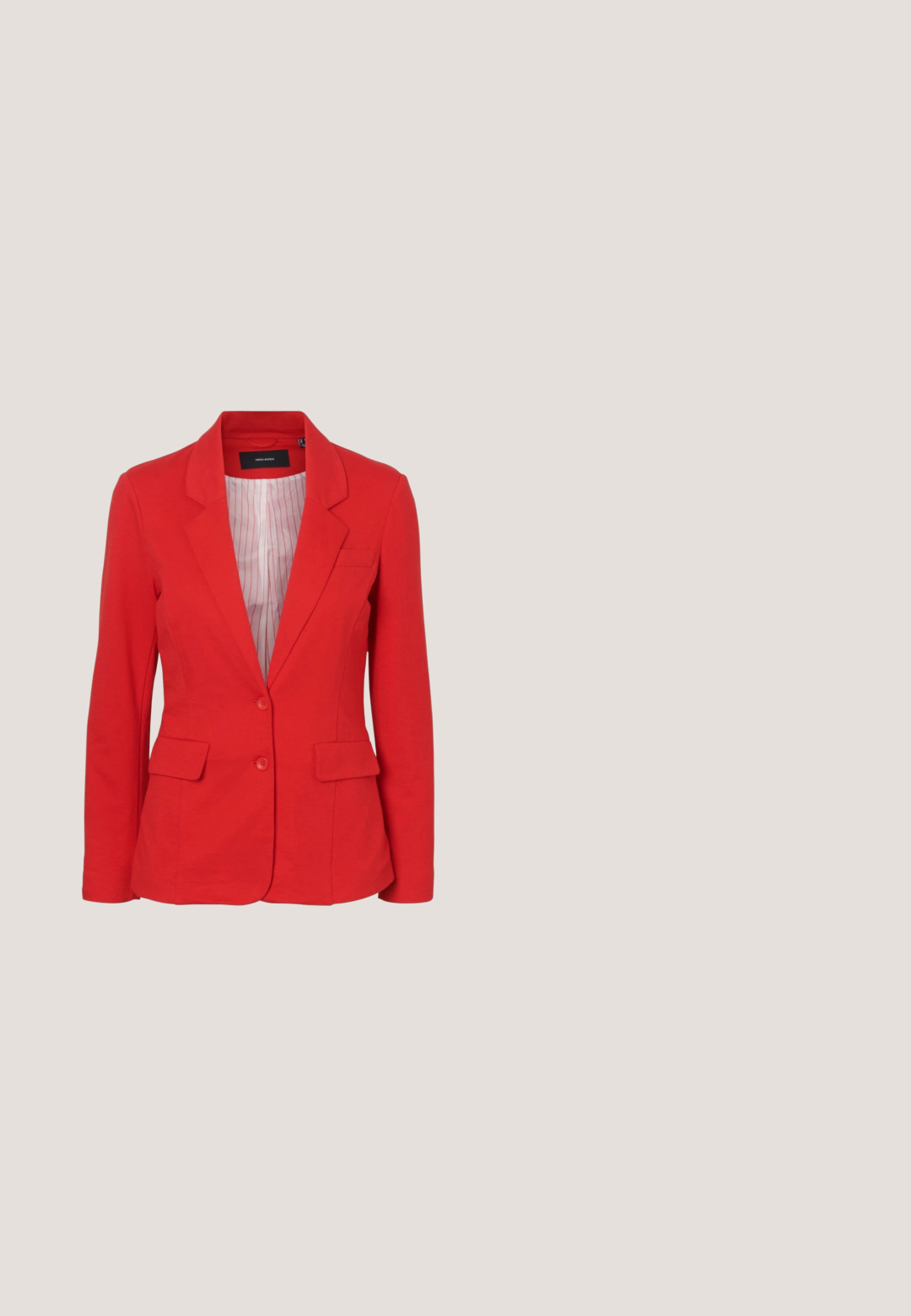 Rød blazer lavet af glat stof med reverskrave, to frontlommer, enkelt knaplukning og stribet for.; Hvid, kortærmet cropped t-shirt med små røde jordbærprint jævnt fordelt over stoffet.; Sorte shorts lavet af glat stof, med en bred talje med to sorte knapper, folder foran og sidelommer.; Rød lavtop sneakers med hvide snørebånd, hvid hælkappe, chevron-design på siden og brun gummisål, vist fra ydersiden.; Even&Odd by Zalando Toilettaske - red; To røde øreringe formet som fembladede blomster med små guldfarvede centre på en ensfarvet hvid baggrund.
