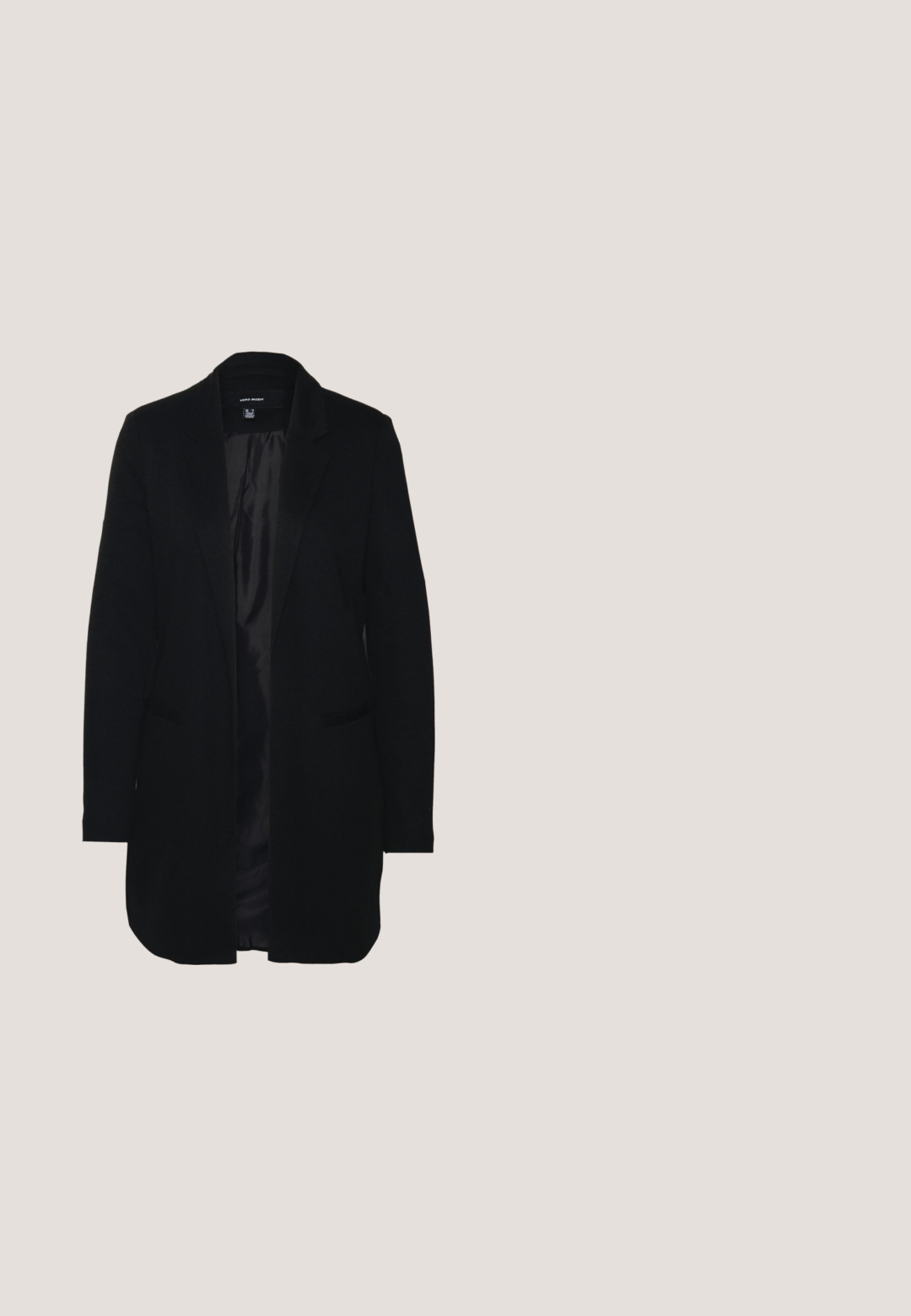 Zwarte, lange jas met lange mouwen en een kraag, rechte silhouet en een solide textuur. Heeft geen zichtbare hardware of accenten aan de achterkant.; Zwarte lange mouwen top in een gestructureerde stof met een hoge hals en poffende schouders, met subtiele metallic draden voor een lichte glans.; Grijze geruite legging met een aansluitend ontwerp, voorzien van een zwarte elastische tailleband en zijzakken. Gelaagd stof met een ruitpatroon.; Zwarte leren loafers met een gladde afwerking, voorzien van een decoratieve band, ronde neus en gestructureerde zool. Draagt met een lange zwarte leren rok.; Zwarte leren tote bag met twee stevige handvatten, voorzien van een zachte textuur, rechthoekige vorm en subtiele stitching details langs de randen.; Zilveren metalen oorbellen met twee in elkaar grijpende cirkels, een grotere en een kleinere, met een geborstelde afwerking en schroefsluitingen.