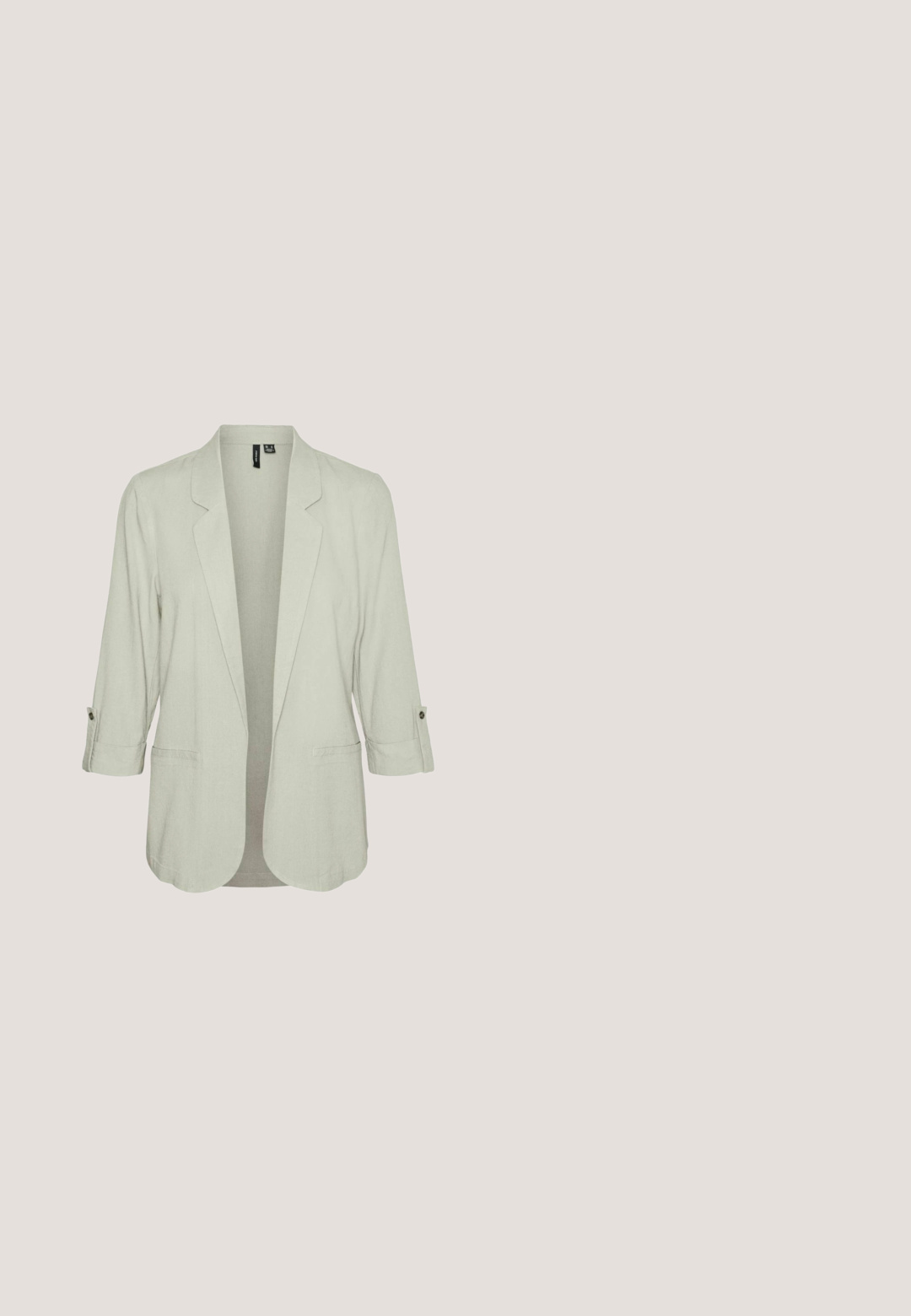 Lys grå blazer med trekvartærmer, slagkrave og to frontlommer. Fremstillet af et blødt, struktureret stof med knapdetaljer.; Beige ærmeløs bluse med hvidt prikket geometrisk mønster og en lille knaphulsåbning med knap bag på halsudskæringen.; Beige løstsiddende bukser med elastisk talje og snøre foran, lige ben, afslappet stil.; Guldmetallisk balletflade med en rund tå, lille sløjfedetalje foran, glat overflade og en fleksibel gummisål.; Brun læder håndtaske med en guldkæde-strop, der har en fold-over flap og kontrasterende syninger langs kanterne. Glat tekstur.; Guld korsformede stud øreringe med et design af sammenkoblede kugleperler. Glat overflade med en sikker bagside.