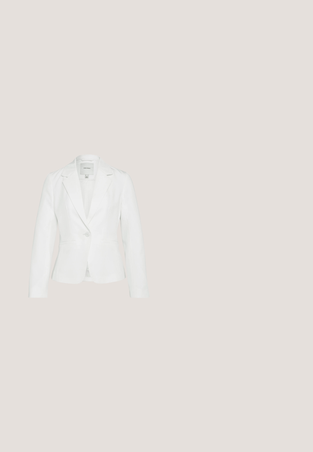Blazer blanco de tela suave, con solapas con muesca, cierre de un solo botón y dos bolsillos delanteros. Corte entallado con líneas limpias.; Anna Field by Zalando Mono - dark blue; Zapato de tacón destalonado de cuero blanco con punta afilada, tacón bloque de altura media y correa ajustable. Textura suave; diseño minimalista.; Gafas de sol cuadradas blancas con lentes gris degradado y acabados en metal dorado en las patillas. Montura de plástico suave con un acabado mate.; Bolso de mano de piel sintética blanca con una forma estructurada, que presenta una correa de cadena dorada y una embellishment decorativa de gema en el frente.; Pendientes en tono dorado con acentos de perlas, que presentan un diseño floral ornamentado y decorados con piedras brillantes. Cierre de clip.