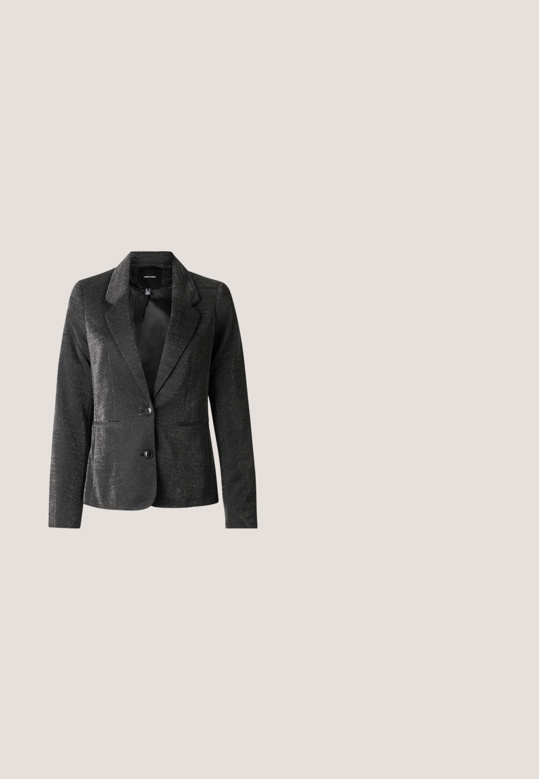 Sort blazer lavet af skinnende stof med en spids krave, to forlommer og to knapper. Den teksturerede overflade tilføjer visuel interesse.; Sort blondelongsleeve top med dyb V-hals, dekoreret med blomsterdesign og en tætsiddende pasform. Glat tekstur med en gennemsigtig udseende.; ONLY Tall ONLSMOOTH WIDE  - Bukser - black; Mørkebrune høje hæle sandal med tynde stropper, ankelspænde og et struktureret slangeskinds mønster på hvid baggrund.; Sort læderhåndtaske med sølvfarvede pyramidespidser, lynlås lukning, justerbar rem og en struktureret overflade. Kompakt og rektangulær form.; Sølvfarvede dråbeøreringe med rektangulært forbundet design dækket af små glitrende krystaller på en hvid baggrund.