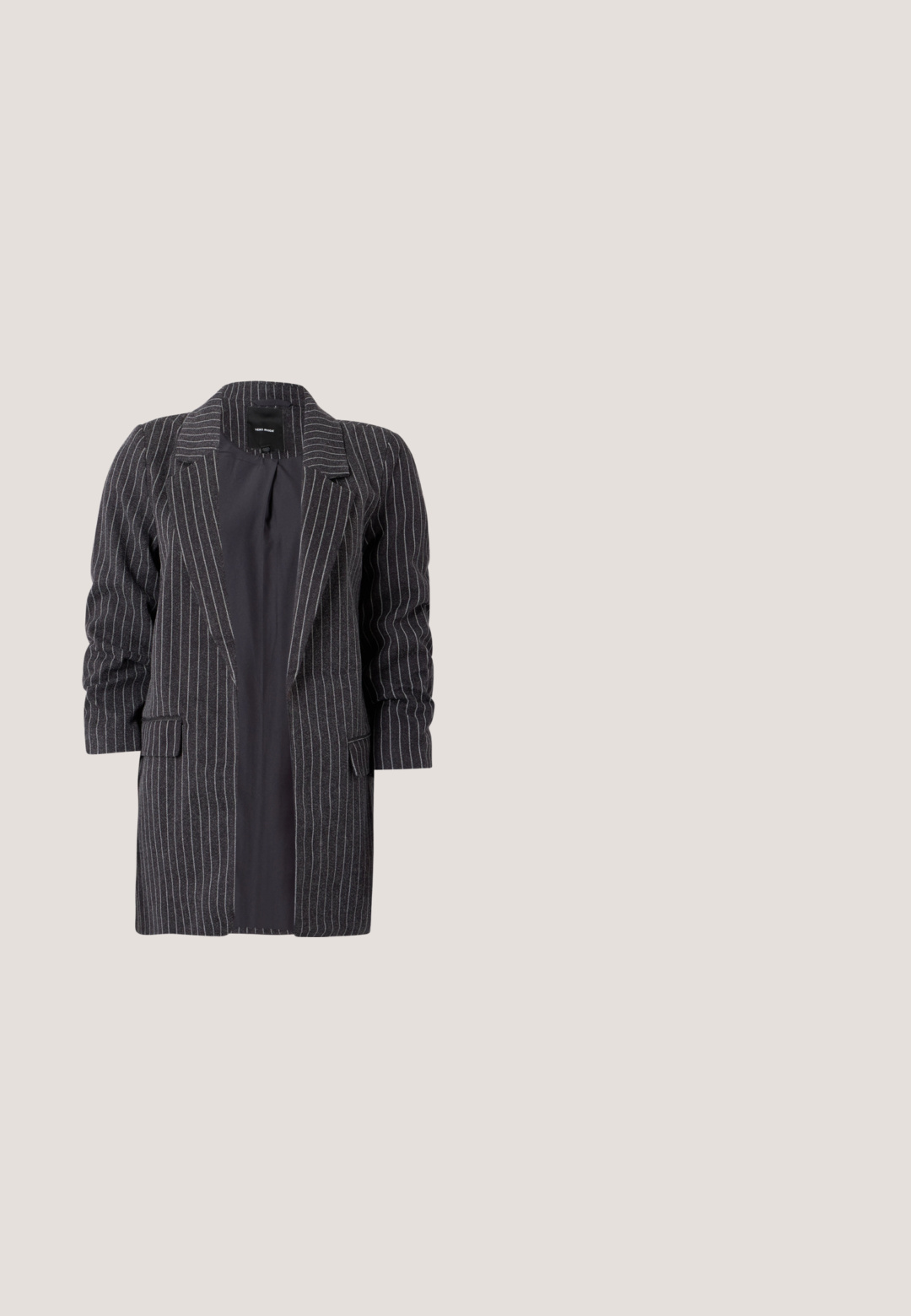 Mørkegrå blazer med hvide striber, skrå lapeller, lange ærmer og to frontlommer; textured stof med en blød finish.; Sort ribbet tanktop med rund halsudskæring, ærmeløs design og tætsiddende silhuet. Mærket er vist i den øverste midte.; Kremfarvede, løstsiddende bukser med elastisk taljebånd og snor, vist fladt på en lys baggrund.; Sort læder sandal med åben tå, lav lillehæl, tynd ankelrem med guldlås og dekorativt gyldent accent på frontremmen.; Sort læder tote taske med vævede store kvadratiske paneler og to afrundede håndtag på en ensfarvet lys baggrund.; To sølvarmbånd med perler mod en hvid baggrund; det ene med ujævne perler og det andet med ensartede perler og et lille dråbeformet vedhæng.