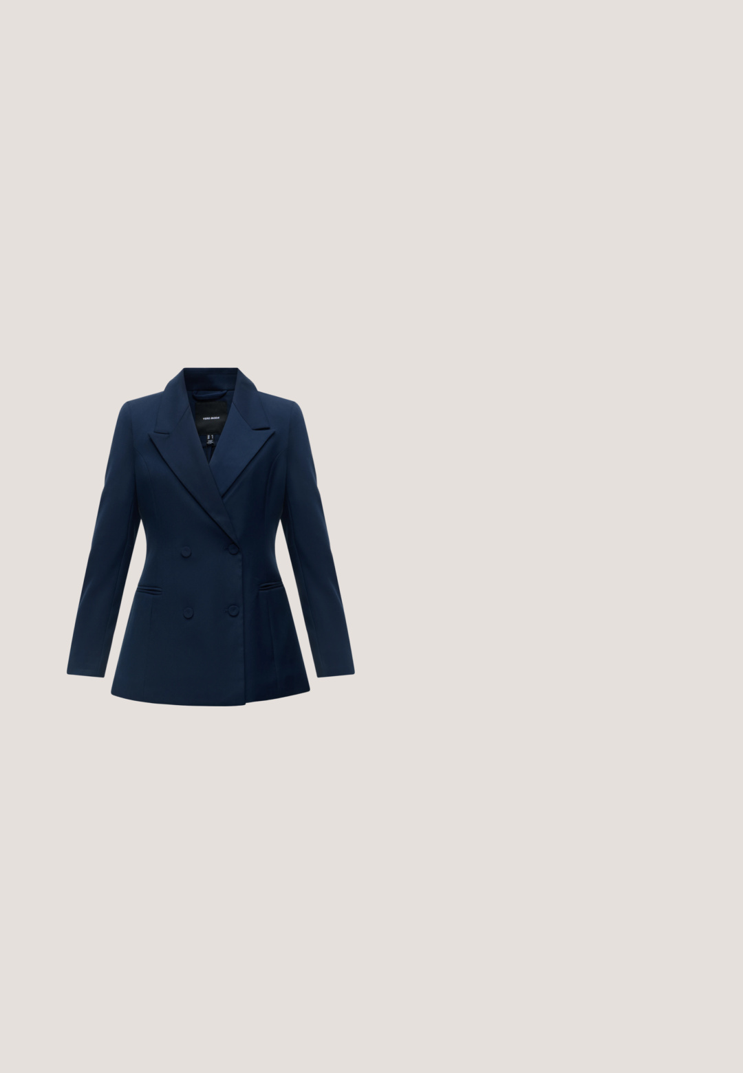Blazer azul marino de doble botonadura con solapas anchas, dos bolsillos frontales y mangas largas.; Suéter de punto cableado en gris claro con cuello redondo, patrones texturizados y puños y dobladillo acanalados. Hecho de un hilo suave y grueso.; Falda plisada marrón hecha de una tela suave, con una cinturilla texturizada de patrón geométrico. El diseño es de longitud media y fluye suavemente.; Mocasines de cuero marrón con un panel frontal tejido texturizado, punta redonda y tacón bajo apilado. Acabado suave con un detalle de costura sutil.; Pañuelo cuadrado azul marino con un patrón de pequeñas formas geométricas blancas y rojas y un borde blanco delgado a lo largo de los bordes.; Bolso de piel marrón claro con textura suave, forma estructurada, dos asas superiores y herrajes en tono dorado, incluyendo un acento decorativo de hebilla.