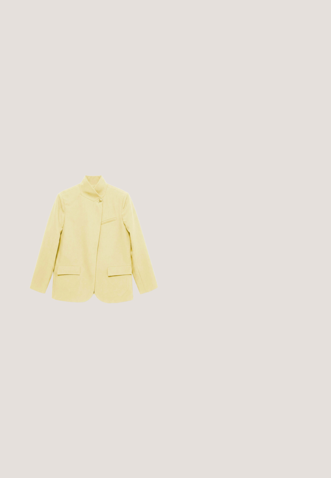 Blazer jaune clair avec un col haut, fermeture à bouton unique, trois poches avant et manches longues, posé à plat sur un fond blanc.; Longue robe jaune pâle sans manches avec un col haut et de fines bretelles nouées dans le dos.; Chaussure à talon haut beige à bout pointu avec bride slingback, talon stiletto fin et petite boucle dorée sur fond blanc.; Lunettes de soleil avec des verres carrés, teinte marron dégradée, monture en métal doré, branches en écaille de tortue et accents décoratifs aux charnières.; Sac à main tressé beige avec motif blanc, bandoulière blanche, poignée supérieure et logo Guess argenté en forme de triangle sur le rabat avant.; Bracelet en ton or avec un design de corde tordue, fermoir en homard et un accent "G" prominent. Fini lisse avec une texture subtile.