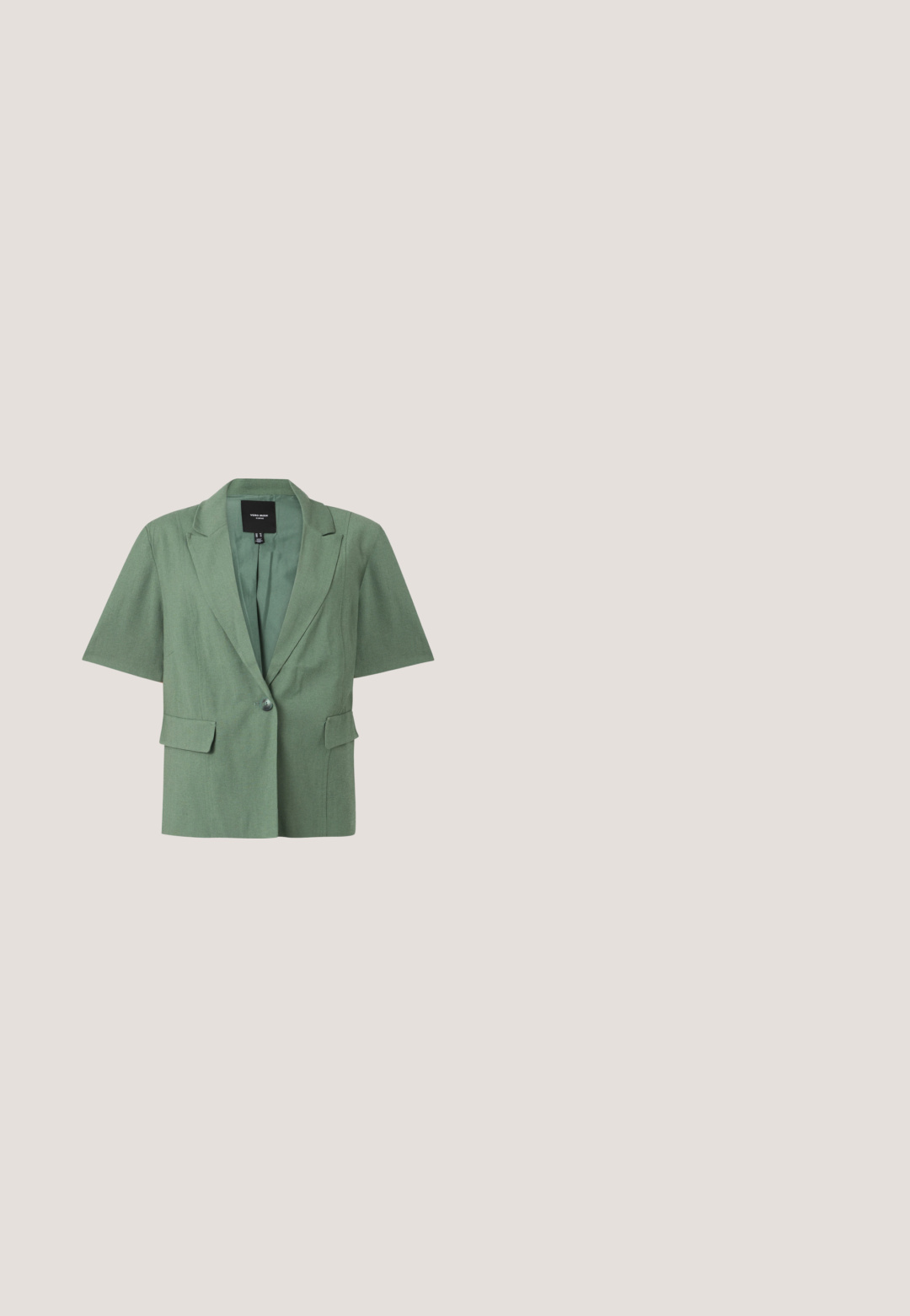 Veste verte à manches courtes avec revers crantés, un bouton devant et deux poches à rabat, présentée à plat sur fond blanc.; Vero Moda VMQUEENY SINGLET V NECK - Débardeur - bright green; Vero Moda Tall VMMAYA SHORTS - Short - laurel wreath; NA-KD STRAPPY FUNNEL  - Sandales à talons hauts - green; Mascara CB61156 - Pochette - apple; Collier en pierres précieuses vertes et bleues, composé de pierres taillées en rectangle de différentes nuances, montées sur un support en or, avec un système de fermeture à clip.