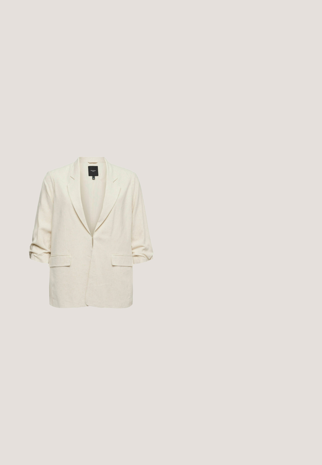Kermanvärinen naisten bleiseri rennomalla istuvuudella, ryppyiset kolmivartiset hihat, kaksi etutaskua läpällä ja notkettu kaulus.; Valkoinen pellavapaitamekko, jossa on kaulus, lyhyet käärityt hihat ja nappilukitus edessä. Mekossa on rento istuvuus ja polvipituinen helma.; Musta nahkainen liukusandaali, jossa leveä hihna ja litteä pohja, suunniteltu rentoon käyttöön.; Kissakulmalaisten aurinkolasien ruskea kilpikonnakuosiset kehykset, tummanharmaat gradienttisen linssin ja kultaiset metallikoristelut temppeleissä. Sileä pinta ja jämäkkä muoto.; Beigen värinen punottu olkilaukku, jossa on mustat reunukset ylä- ja alareunassa sekä kaksi keskipitkää punottua kahvaa.; Kullattu rannekoru, jossa on teksturoituja metallilinkkejä ja valkoisia helmiä, viimeistelty hummerilukolla ja Pilgrim-tunnuksella.
