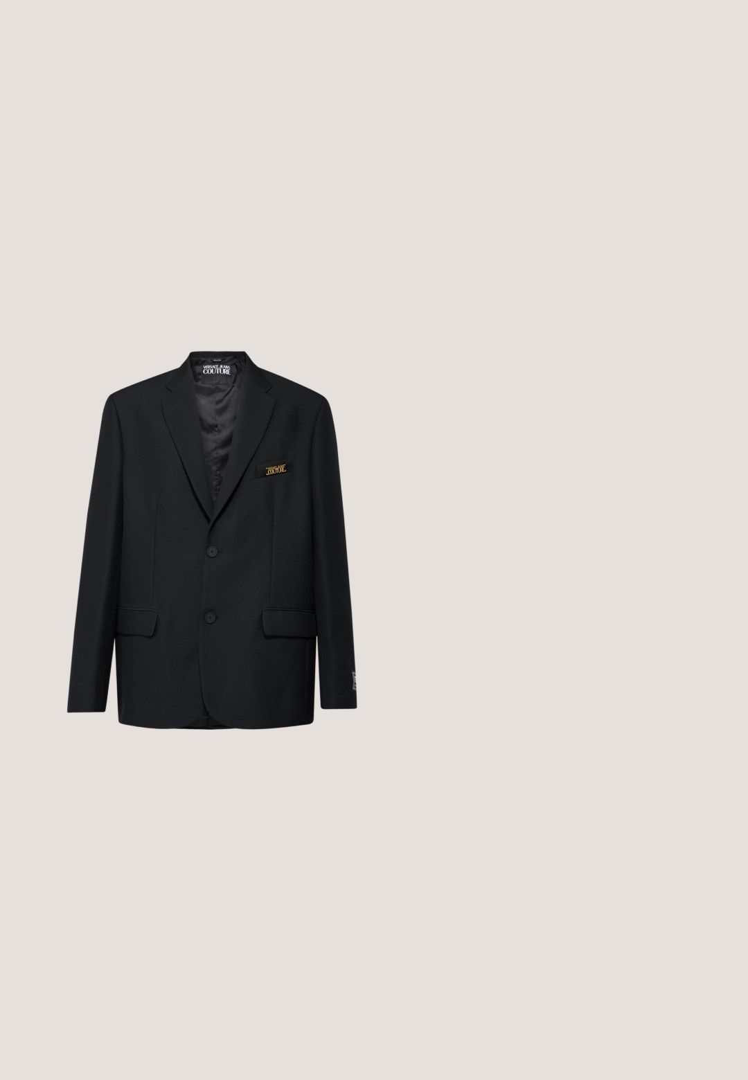 Sort blazer lavet af tekstureret stof med to knapper, to forlommer og et logo patch på venstre bryst. Klassisk krave-design.; Hvid langærmet skjorte lavet af glat stof, med klassisk krave, knaplukning og en diskret broderet logo nederst til venstre.; Sorte skræddersyede bukser lavet af glat stof. Har lige ben, enkelt knappelukning og bæltestropper. Ingen synlige mønstre eller accenter.; Sorte læder dress sko med en poleret finish, rund tå, fem snørehuller og en flad gummi sål. Glat tekstur med minimale detaljer.; Sort satin butterflysløjfe med glat tekstur, centreret på en hvid skjorte med spidst krave og klare knapper.; Sort læderbælte med et bredt design, der har en skinnende metallisk M-formet spænde med lodrette striber. Glat tekstur.