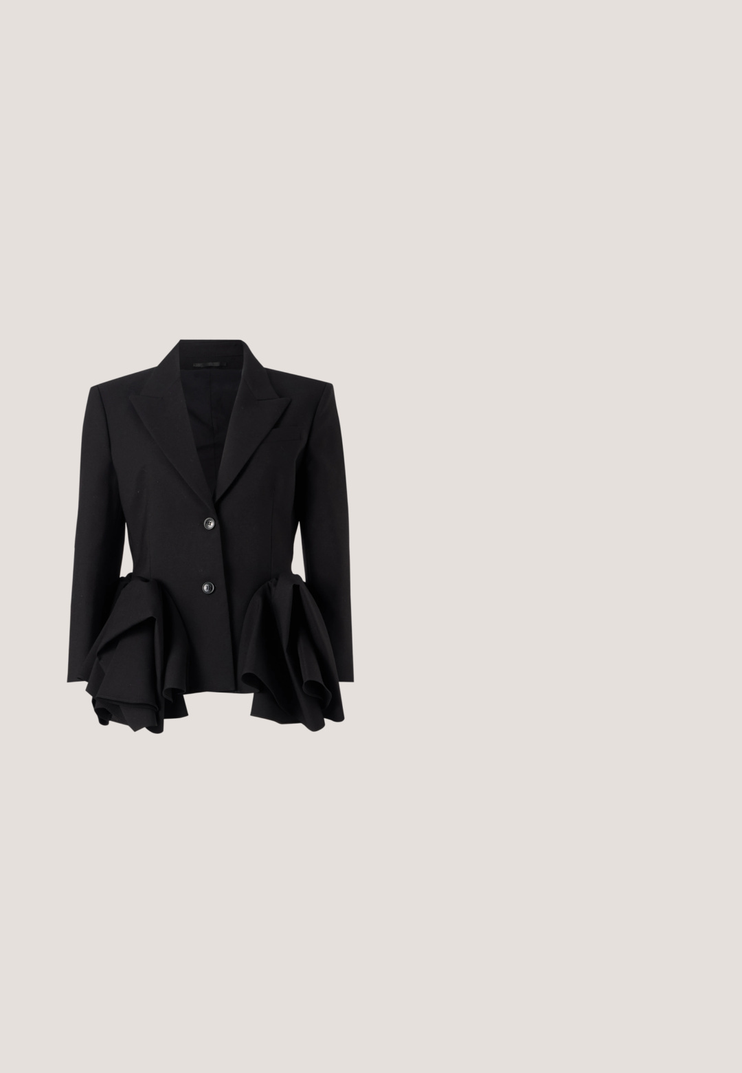 Schwarzer Blazer mit strukturiertem Schnitt, auffälligen Rüschendetails an der Taille, zwei Knöpfen und einem Reverskragen.; Ärmelloses langes Kleid mit einem schwarzen Satinrock und einem cremefarbenen Oberteil, mit einem V-Ausschnitt und dekorativen Bindedetails an den Schultern.; Schwarzer Pumps aus Wildleder mit Slingback, spitz zulaufender Zehenpartie und schlankem hohen Absatz vor weißem Hintergrund.; Schwarze, quadratische Sonnenbrille mit beigen Innenseiten der Bügel und dunklen Gläsern, mit "ALDO"-Markenaufdruck am Bügel.; Rechteckige goldene Abendhandtasche mit diagonalen Reihen aus Perlen und Strasssteinen, Henkel oben und einem goldenen Kettenriemen vor weißem Hintergrund.; Goldene Halskette mit weißen Steinblumen-Clustern, die gleichmäßig entlang der unteren Hälfte der Kette auf weißem Hintergrund angeordnet sind.