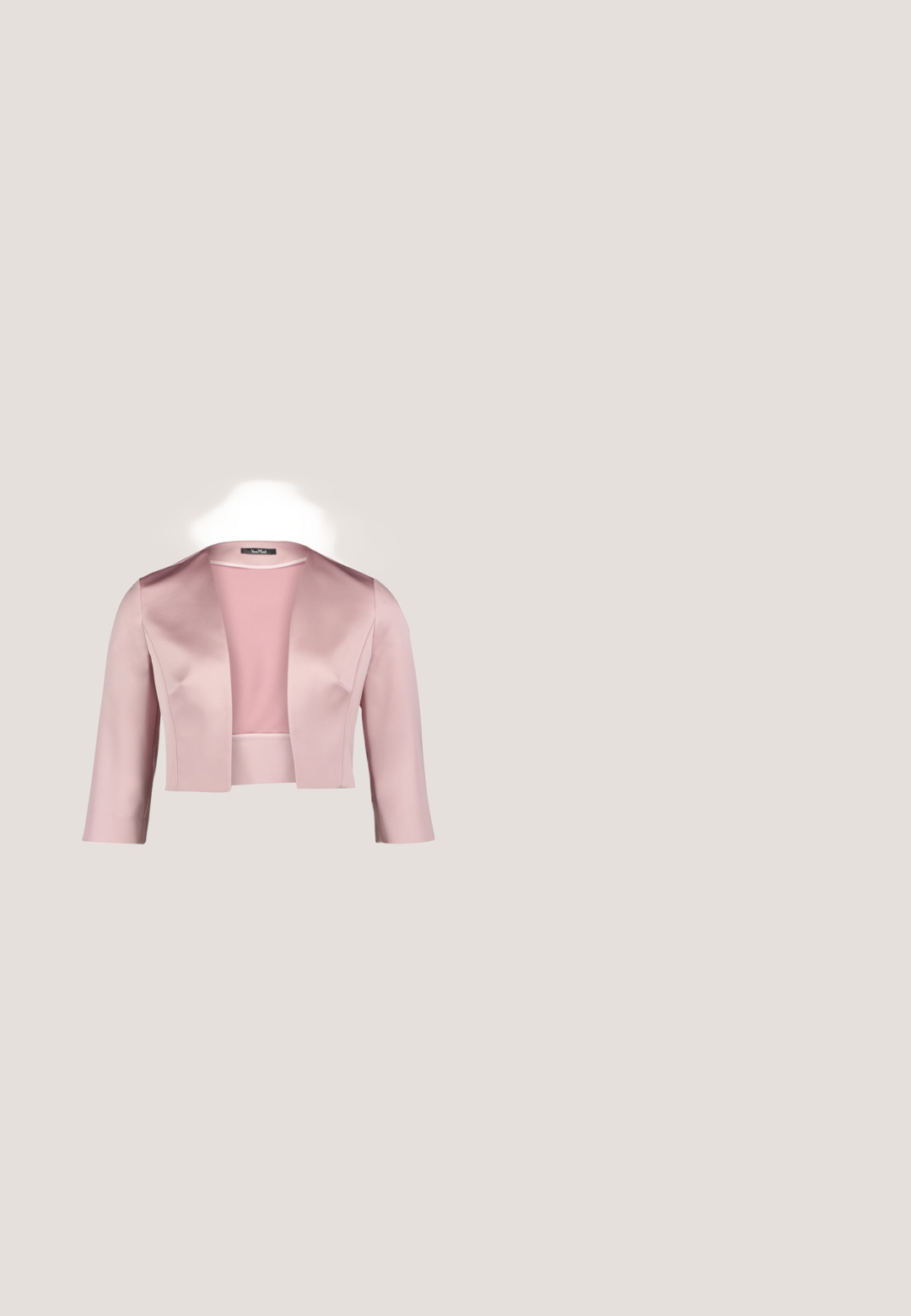 Kort jakke lavet af glat lyserød satin med trekvartærmer og sjalkrave. Har et enkelt, uprydet design.; Satin glidende kjole i lyseblå med tynde justerbare stropper, en glat og sleek tekstur samt en enkel silhuet.; Bianco Ballet flats BIACELINE - Ballerinasko - black; Pink clutch taske dekoreret med krystaller, med en stor sløjfe foran, tekstureret rutenetmønster og en elegant rektangulær form.; Guldbelagt trådhalskæde med en enkelt rund hvid perle i midten, med et minimalistisk design og glat overflade.; Lyserødt læderbælte med sølvfarvet afrundet spænde, rullet sammen på en hvid baggrund.