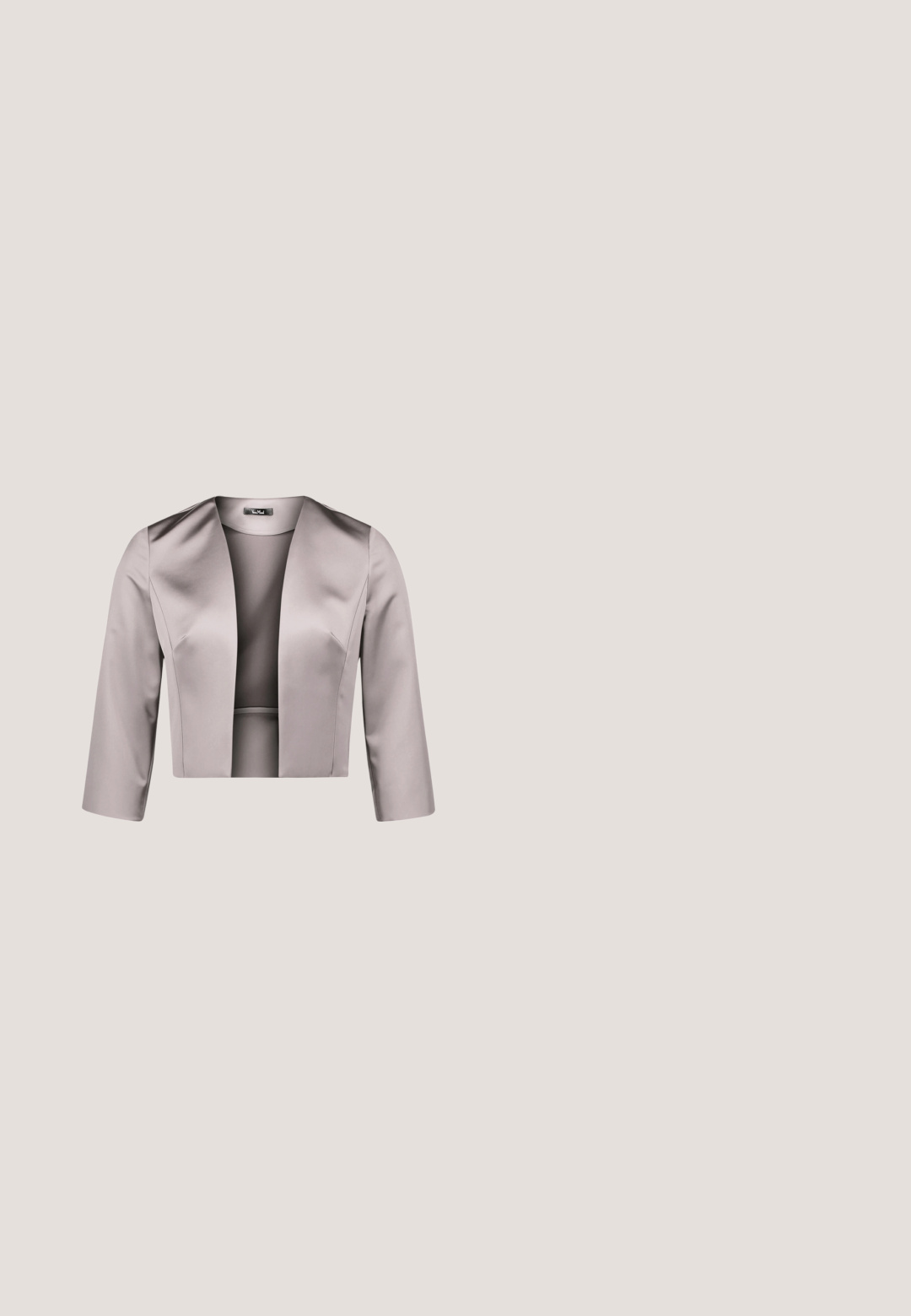 Veste courte à manches courtes en satin taupe, avec une ouverture à l'avant et un design minimaliste, présentant une texture lisse et des lignes épurées.; Robe longue et ajustée en blanc irisé avec bretelles spaghetti et texture lisse à sequins. Caractérisée par un léger éclat et une silhouette élégante.; Escarpin à talon haut en satin beige avec un bout pointu orné de petits cristaux scintillants à l'avant et un talon aiguille fin.; Lunettes de soleil carrées surdimensionnées avec des verres teintés rose et des montures fines en or reposant sur une surface blanche.; Pochette en maille dorée avec un rabat triangulaire, une bandoulière en chaîne et une finition lisse. Forme rectangulaire compacte avec un léger éclat.; Broche ornementale dorée en forme de clé avec cristaux transparents, détails en filigrane, et chaîne en or suspendue avec perles et breloques en cristal sur fond blanc.