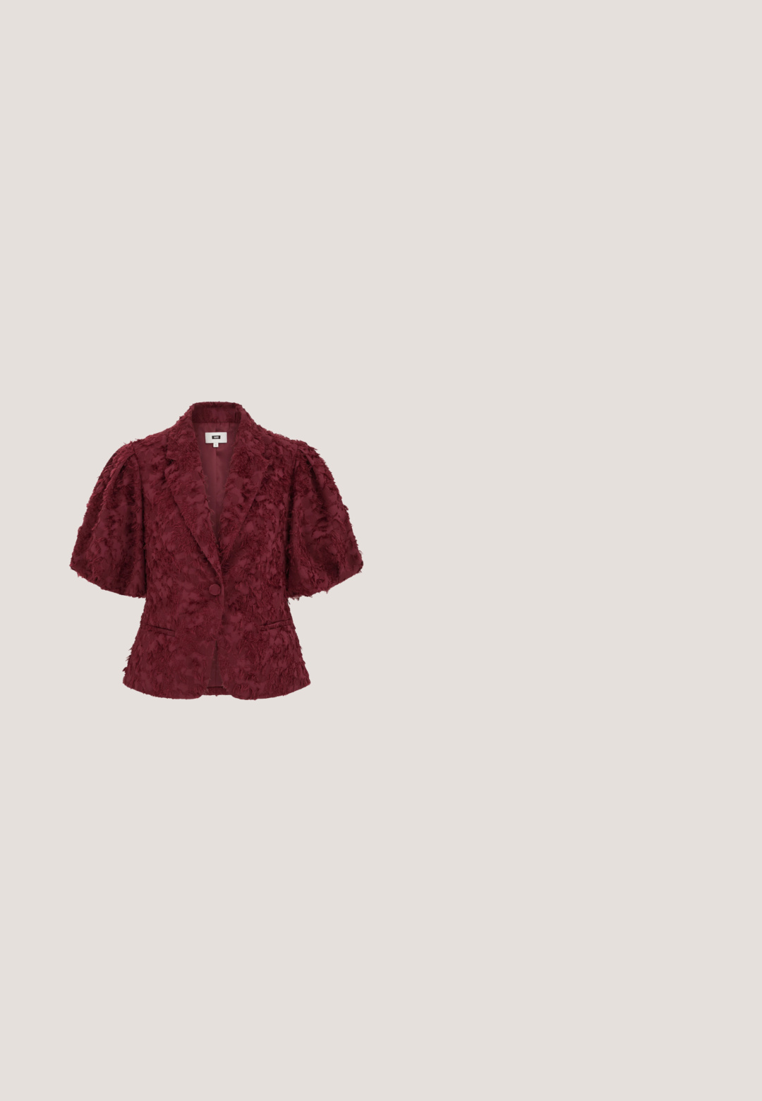 Bordeauxroter Blazer mit Struktur, kurzen Puffärmeln, Ein-Knopf-Verschluss, fallenden Revers und vorderen Leistentaschen.; Bordeauxrotes Paillettenkleid mit langen Ärmeln, tiefem V-Ausschnitt und ausgestellten Manschetten. Glänzende, strukturierte Oberfläche mit figurbetonter Silhouette.; Bordeaux-farbene Lackleder Slingback-Pumps mit spitzem Zehenbereich, mittelhohem Kitten-Absatz und silberner Schnallenriemen auf weißem Hintergrund.; Schwarze rechteckige Sonnenbrille mit dunkelroten Gläsern und verdrehten, strukturierten Bügeln, die an den Seiten ein kleines goldenes Logo tragen.; Bordeauxfarbene Paillettentasche mit rechteckiger Form, metallisch goldenem Verschluss und abnehmbarem Riemen. Glatte Textur mit glänzendem Finish.; Goldfarbene Ohrringe mit einem Stern- und Herzdesign, verziert mit roten und lila Steinen, verbunden durch zarte Ketten.