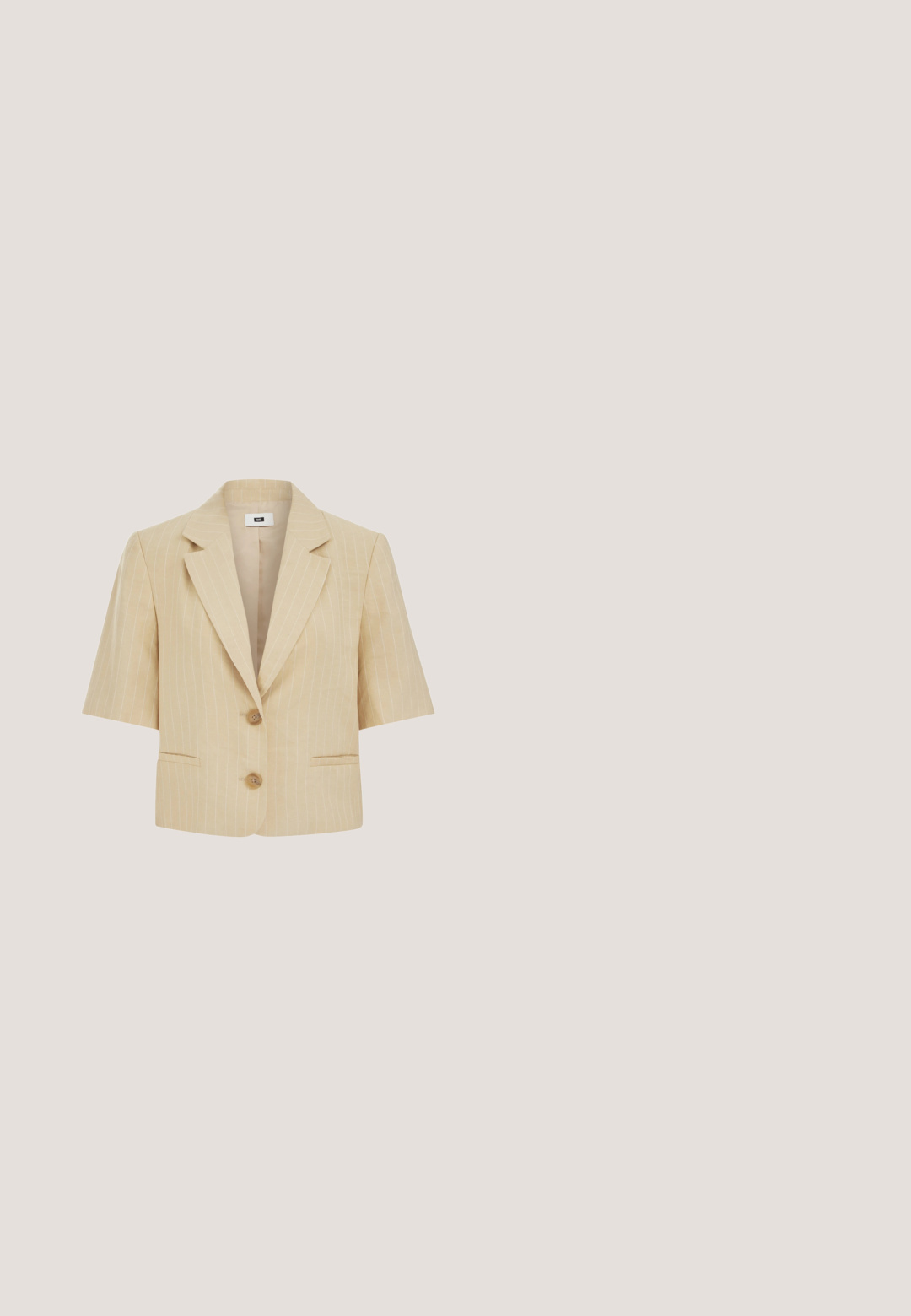 Blazer beige à manches courtes avec fines rayures blanches, revers crantés, deux boutons et deux poches avant passepoilées.; Haut en tricot crème à manches courtes avec un motif en losange ajouré et un col rond, doté de poignets et d'un ourlet côtelés.; Pantalons larges beiges en tissu léger, dotés de plis devant et d'un accent de bouton à la taille. Design à l'avant plat.; Chaussure à talon haut avec bride arrière, dotée d'une tige en tissu beige texturé et de détails en cuir marron, présentant un bout pointu et un talon épais.; Sac à main beige matelassé avec des sangles chaînées dorées et un grand porte-clés pompon duveteux suspendu à la sangle droite.; Collier délicat en chaîne d'or avec un petit pendentif en forme de fer à cheval et un charm rond, posé à plat sur un fond blanc.