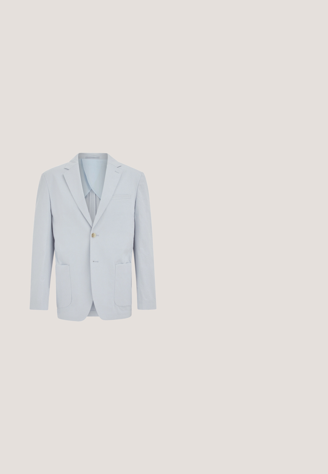 Lysegrå seersucker-blazer med hakkede revers, enkelt beige knap, to forlommer med lapper og brystlomme med slids, vist på hvid baggrund.; Lysblå kortærmet skjorte med hvidt blomsterprint, knaplukning foran og enkelt brystlomme. Lavet af denim-lignende materiale.; Lysblå bukser lavet af et glat stof, med flad front, bæltestropper og opløftede manchetter. Enkelt knaplukning i taljen.; Scarosso DIEGO  - Espadrilles - grey  suede; Blåt slips med et gentaget mønster af små sorte cykler, jævnt fordelt langs hele længden på en hvid baggrund.; Marineblåt flettet bælte lavet af elastisk stof med spænde i sølvmetal. Indeholder glatte læderdetaljer og en struktureret finish.