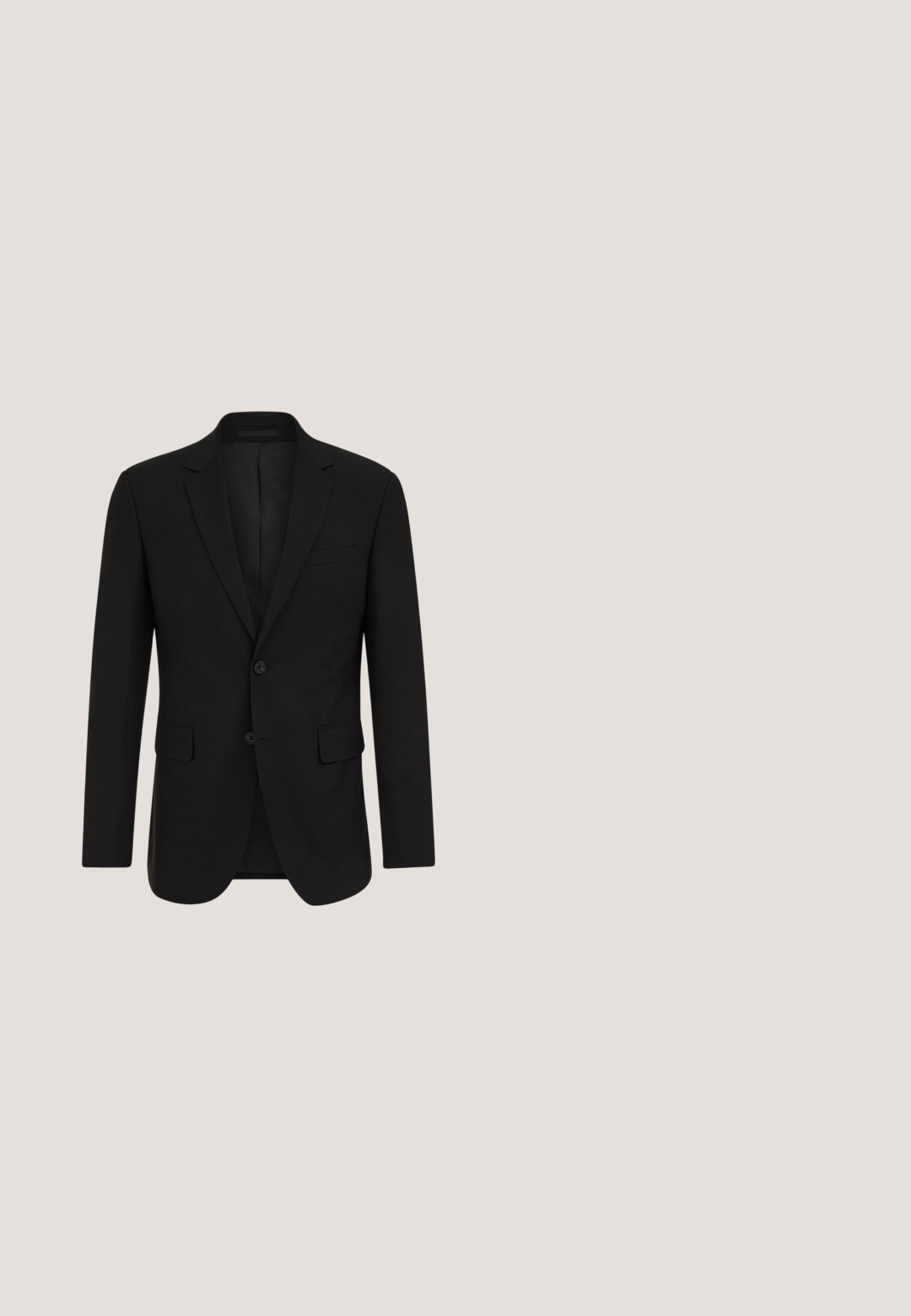 Veste de costume formelle noire à deux boutons, revers crantés et poches à rabats, présentée sur fond blanc.; Chemise noire à manches longues en tissu lisse, dotée d'un col rabattable avec des accents cloutés et d'un logo subtil sur la poitrine.; Pantalons noirs ajustés avec une texture lisse, une coupe droite et des passants de ceinture. Présentent une coupe classique sans motifs ni accents visibles.; Chaussure habillée en cuir noir avec surface lisse, bout rond, fermeture à lacets à cinq œillets et talon bas en bloc. Détail de couture subtil sur le dessus.; Ceinture en cuir noir avec une boucle carrée en argent, agrémentée de surpiqûres rouges le long du bord pour un détail supplémentaire.; Pochette noire en matière texturée, dotée d'une fermeture éclair, d'une bride pour le poignet et d'un logo métallique à l'avant. Forme rectangulaire.