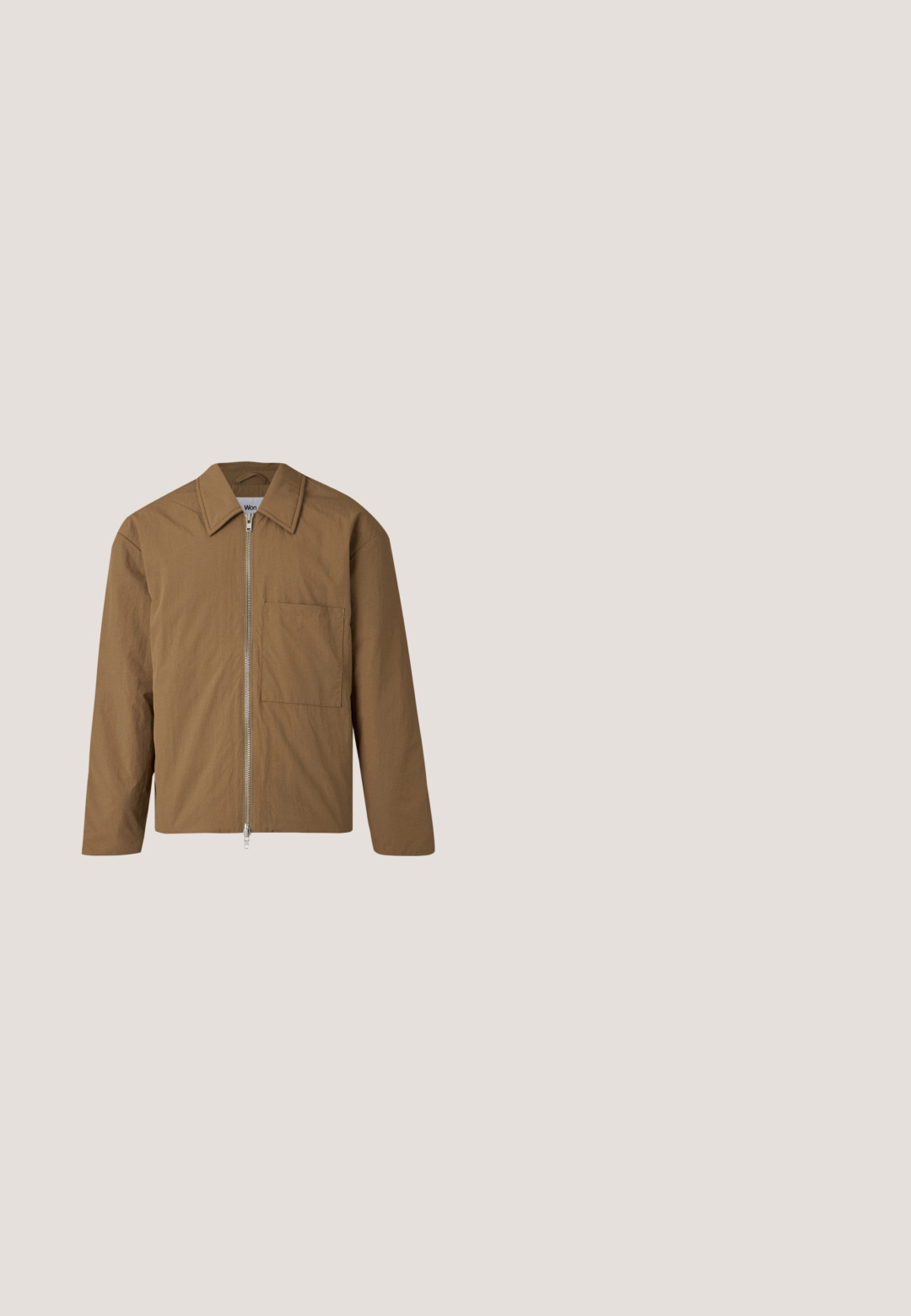 Veste marron à manches longues avec un col pointu, fermeture éclair sur le devant et une poche poitrine unique sur le côté gauche.; Polo beige à manches courtes avec trois boutons et une poche poitrine, en tissu doux texturé.; Short en jean bleu avec bouton à l'avant, fermeture éclair, passants de ceinture et poches avant sur un fond clair.; Botte Chelsea en cuir marron avec panneaux élastiques sur les côtés, une languette à l'arrière et un petit talon empilé. Texture lisse avec bout arrondi et un design minimaliste.; Lunettes de soleil rectangulaires à monture dorée avec des verres teintés verts posées sur une surface blanche.; Petit sac bandoulière en cuir beige avec bandoulière réglable, poche zippée à l'avant et motif répété du logo noir MCM.