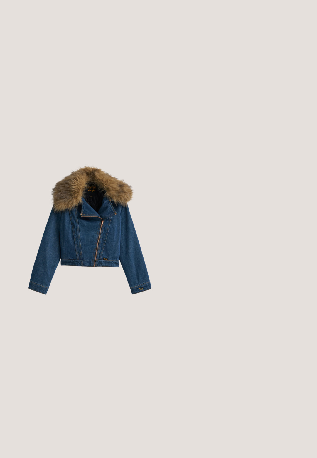 Blauwe spijkerjas met asymmetrische rits en grote bruine faux-fur kraag, getoond op een lichtgrijze achtergrond.; Grijze gebreide trui met een ronde hals, voorzien van meerkleurige patronen in rood, blauw, geel en zwart in horizontale rijen.; Bordeaux korthemd T-shirt met witte horizontale strepen, ronde halslijn en een klein rood logo op de linker borst.; Donkerblauwe spijkerbroek met een uitlopende pijp en een middelhoge taille, vijf zakken en subtiele stikseldetails op de naden en rand van de zakken.; Zwarte suède enkellaarzen met franjes, een ronde neus, platte zool en decoratieve kralen op de veters. Soepele textuur en eenvoudig ontwerp.; Donkerblauwe spijkerstof schoudertas met knoopdetails aan de band en een eenvoudig rechthoekig ontwerp tegen een witte achtergrond.