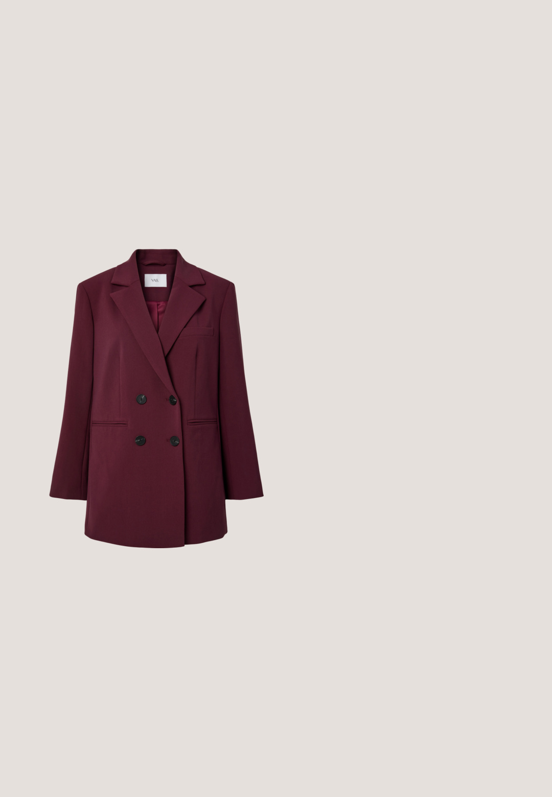 Doppelreihiger Damenblazer in dunklem Burgunderrot mit breiten Revers, vier schwarzen Knöpfen, zwei Seitentaschen und einer Brusttasche, mit dem Label YAS.; Weiße Bluse mit langen Ärmeln aus glattem Stoff, mit einer Schleife am Kragen und taillierten Manschetten. Schlichtes, klassisches Design ohne Muster.; Schwarze Nadelstreifenhose mit hoher Taille, gefaltetem Vorderteil und geradem Bein. Der Stoff wirkt strukturiert und ist maßgeschneidert für einen formellen Look.; Schwarzer, spitz zulaufender High-Heel-Pumps aus Leder mit einem schlanken, mittelhohen Absatz auf einem schlichten hellgrauen Hintergrund.; Bordeauxrote Lederhandtasche mit gebogenem oberen Griff, abnehmbarem Riemen und rechteckiger goldener Schnalle auf der Vorderklappe.; Fette goldene Creolen mit einem leicht verdrehten, röhrenförmigen Design und Steckverschlüssen auf einem weißen Hintergrund.
