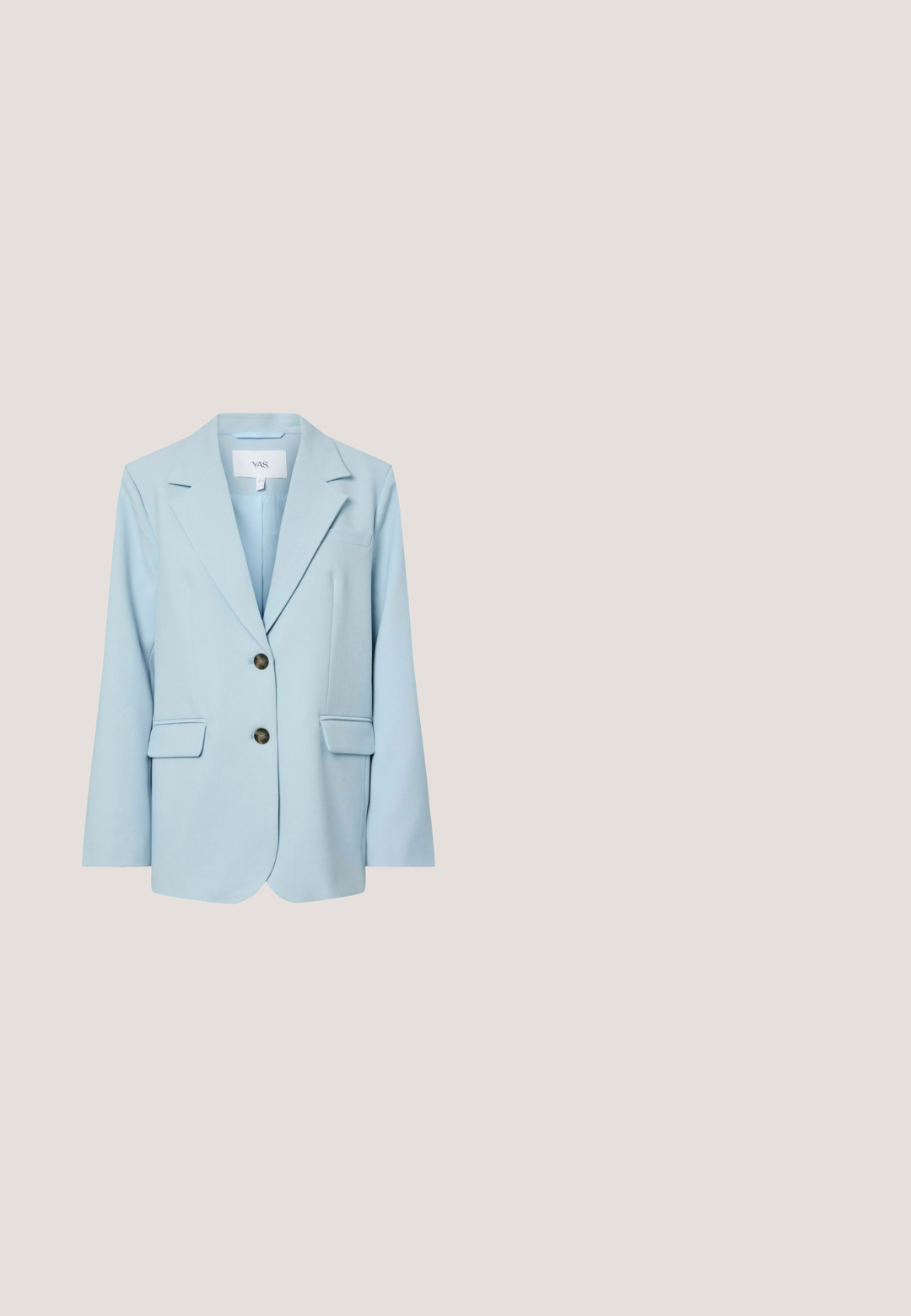 Blazer azul claro con dos botones delanteros, solapas con muesca, bolsillos con tapa y un bolsillo de ojal en el pecho, mostrado sobre un fondo blanco.; Top sin mangas azul claro con tirantes finos y un patrón de ganchillo troquelado en forma de diamante por toda la prenda.; Pantalones de pierna ancha de color azul claro con un patrón a cuadros en tonos alternos, con una cinturilla elástica para mayor comodidad.; Sandalia de mujer azul claro con tacón bajo de bloque, tiras cruzadas sobre los dedos y una correa ajustable en el tobillo con hebilla.; Bolso azul con tela texturizada y patrón geométrico. Cuenta con dos asas, una correa ajustable y acentos en hardware plateado.; Collar en tono dorado que presenta una delicada cadena con pequeñas cuentas de turquesa y acentos dorados. Longitud ajustable con un cierre de langosta.