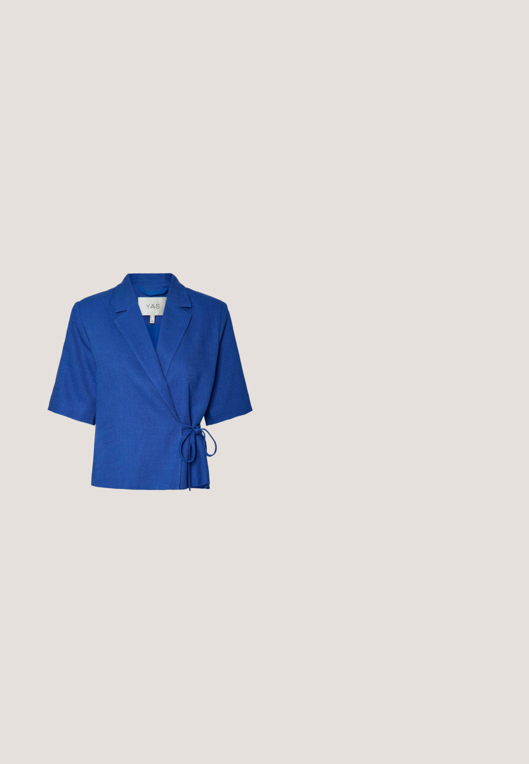 Blazer de lino azul con cuello muesca, mangas cortas y detalle de lazo en la cintura. Textura suave y diseño de color sólido.; Mono azul sin mangas con escote cuadrado, pantalones cortos plisados y cinturón de tela a juego atado en un nudo en la cintura.; Sandalia flip-flop azul única con suela texturizada y tiras en forma de Y, mostrada de lado sobre un fondo blanco liso.; Gafas de sol rectangulares de color azul claro con monturas gruesas translúcidas y lentes ligeramente tintadas, mostradas en ángulo sobre un fondo blanco.; CAFèNOIR Bolso de mano - blue; Coletero azul con estampado hecho de tela suave, con diseños abstractos en espiral en tonos azul marino y azul claro. Elástico para uso en el cabello.