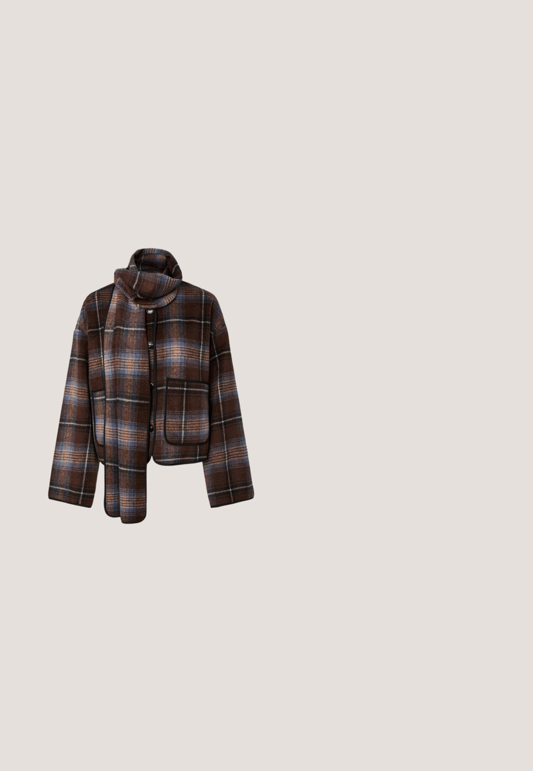 Veste boutonnée à carreaux marron et bleu avec de grandes poches avant et une écharpe assortie attachée autour du cou.; Pull en tricot marron avec un motif en openwork texturé, un col rond et des manches longues. Ourlet court et coupe décontractée.; Pantalon marron sur mesure à jambes droites, doté de passants pour ceinture et de plis sur le devant, présenté sur un fond blanc uni.; Chaussure à talon haut marron avec un bout pointu et un motif texturé en cuir de serpent, vue de côté sur un fond clair uni.; Sac à main en daim marron foncé avec un design froncé, logo embossé et une poignée unique combinant cuir et maillons de chaîne dorés.; Deux boucles d’oreilles en or à la forme irrégulière et texturée, présentées sur un fond blanc.