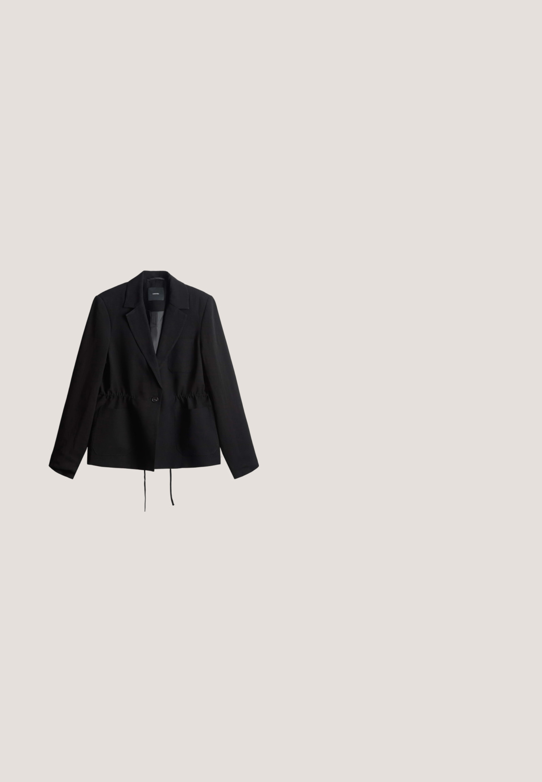 Schwarze Blazer mit maßgeschneidertem Design, versehen mit einem elastischen Kordelzug in der Taille, zwei Fronttaschen und einem Reverskragen.; Schwarzes ärmelloses Oberteil mit V-Ausschnitt, strukturiertem Stoff und lockerer Passform. Verfügt über eine entspannte Silhouette und einen leicht abgerundeten Saum.; Schwarze Hosen mit weitem Bein, elastischem Bund und Kordelzug, aus strukturiertem Stoff.; Schwarzer flacher Schuh mit gewebten offenen Seiten und Oberteil, mit einer kleinen Schleife vorne und solider Fersenstütze.; Schwarze gewebte Tragetasche mit runden Griffen, dekorativen Blumen und einem abnehmbaren braunen Schulterriemen.; Verstellbares schwarzes Armband mit Perlen, kleinen goldenen Perlen und einem goldenen Vogelanhänger an den verstellbaren Enden der schwarzen Schnur.