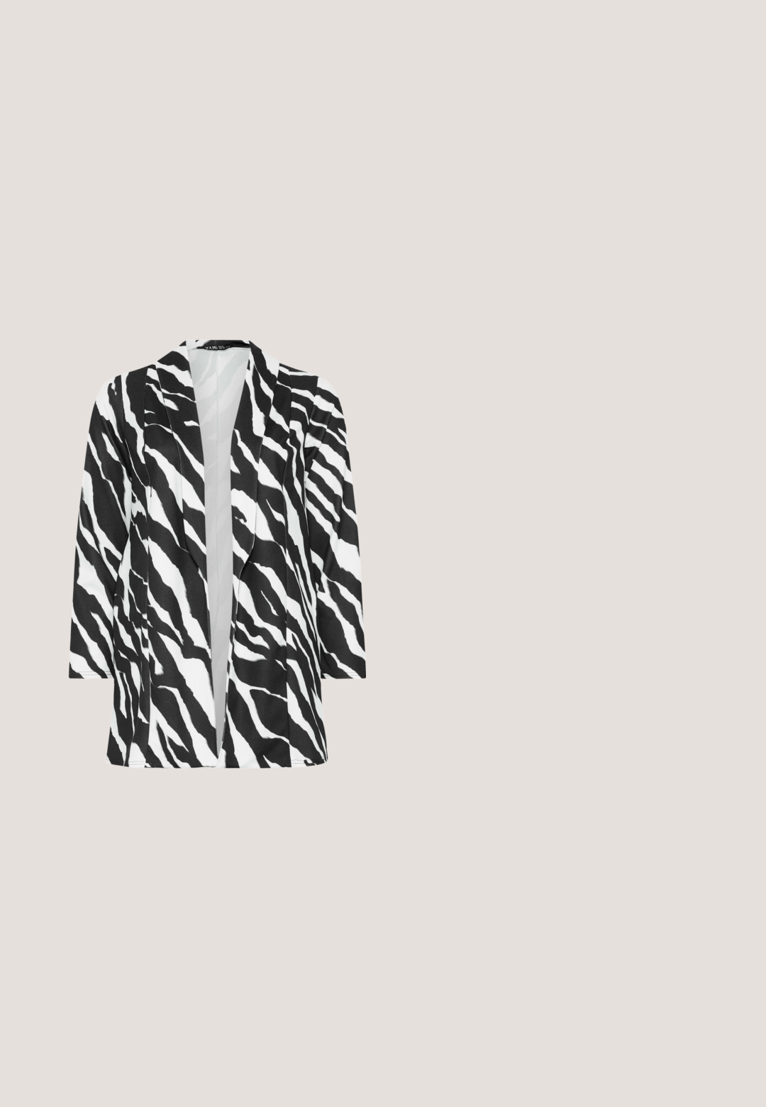 Sort-hvid zebra-stribet åben front blazer med lange ærmer og en reverskrave, vist på hvid baggrund.; Sort ærmeløs top med høj hals og delikate blonde-flæse detaljer på skuldrene, med en subtil, glat tekstur.; Sort-hvide mønstrede bukser med vidde og elastisk talje, prydet med abstrakte former og lavet af et glat, let stof.; Sorte lædersandaler med firkantet tå, justerbar ankelstrop og blokhæle. Glat tekstur med minimale design detaljer.; Sort håndtaske med krokodillemønster, to skulderstropper, rektangulær form og tekstureret lædermateriale. Har en lynlåslukning i toppen.; Boldt guld ring med en glat, blank overflade. Den har en unik tårnform og en let tekstureret skæl for ekstra detalje.